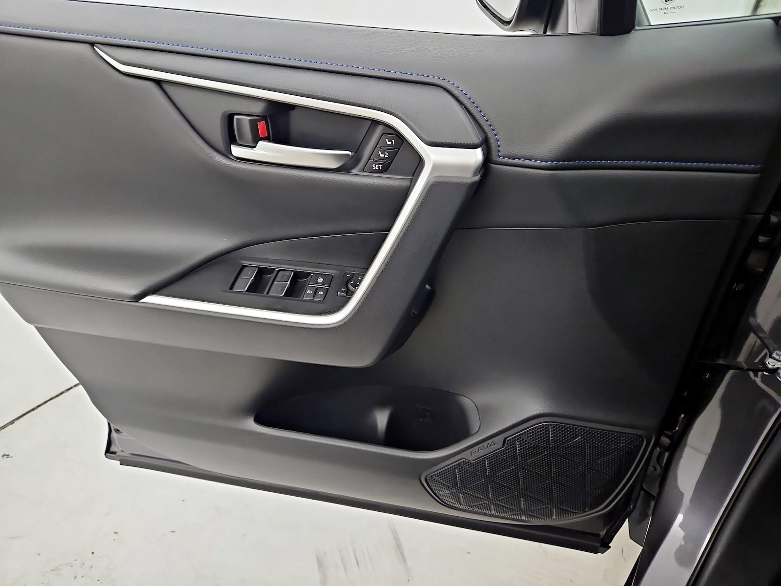 2024 Toyota RAV4 XSE - Photo 13