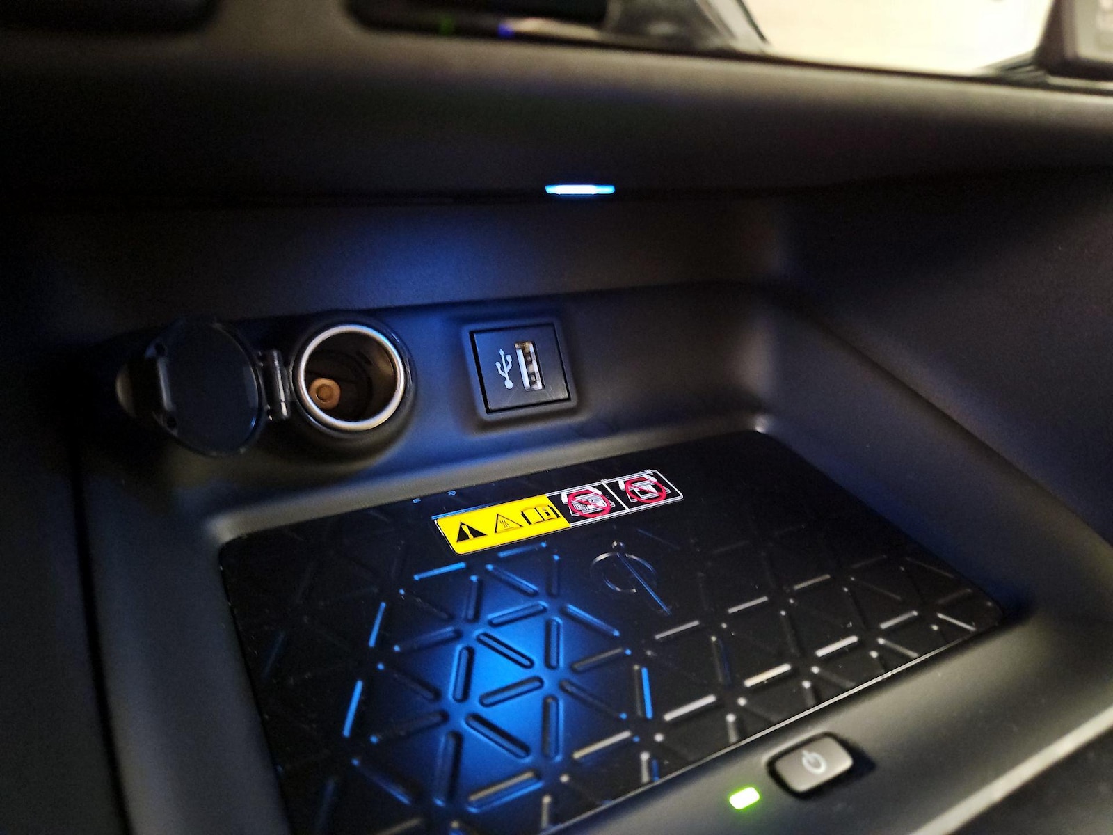 2024 Toyota RAV4 XSE - Photo 19