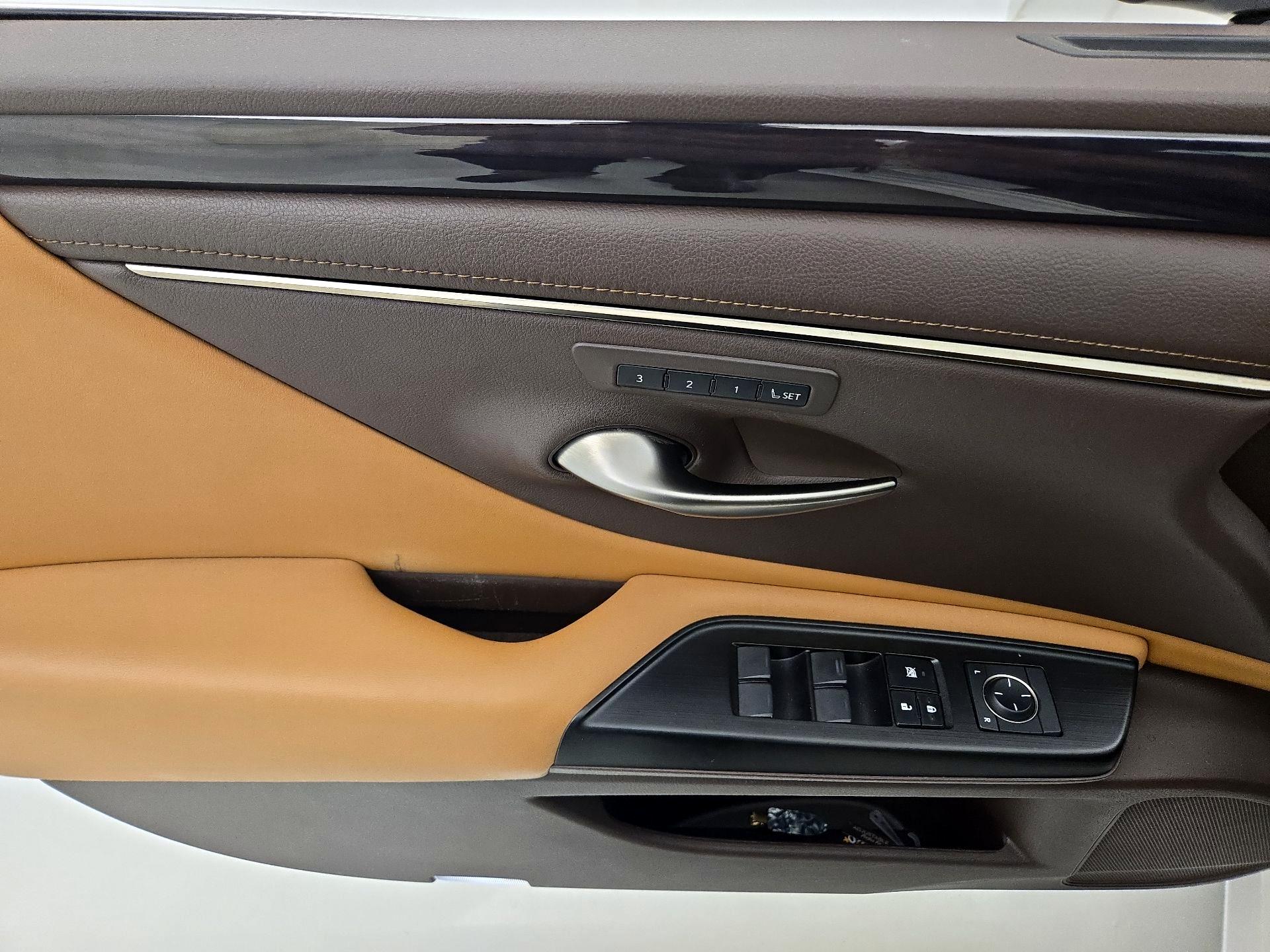 Thumbnail: 2019 Lexus ES - 12