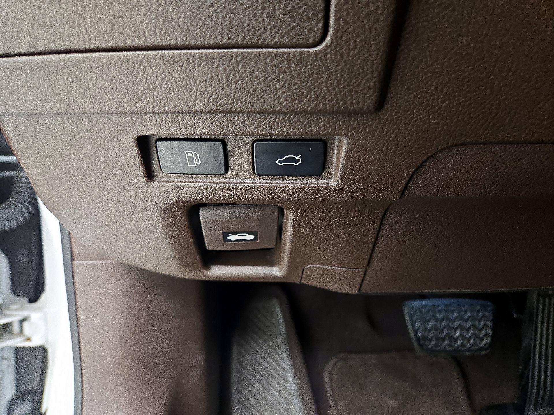 Thumbnail: 2019 Lexus ES - 13
