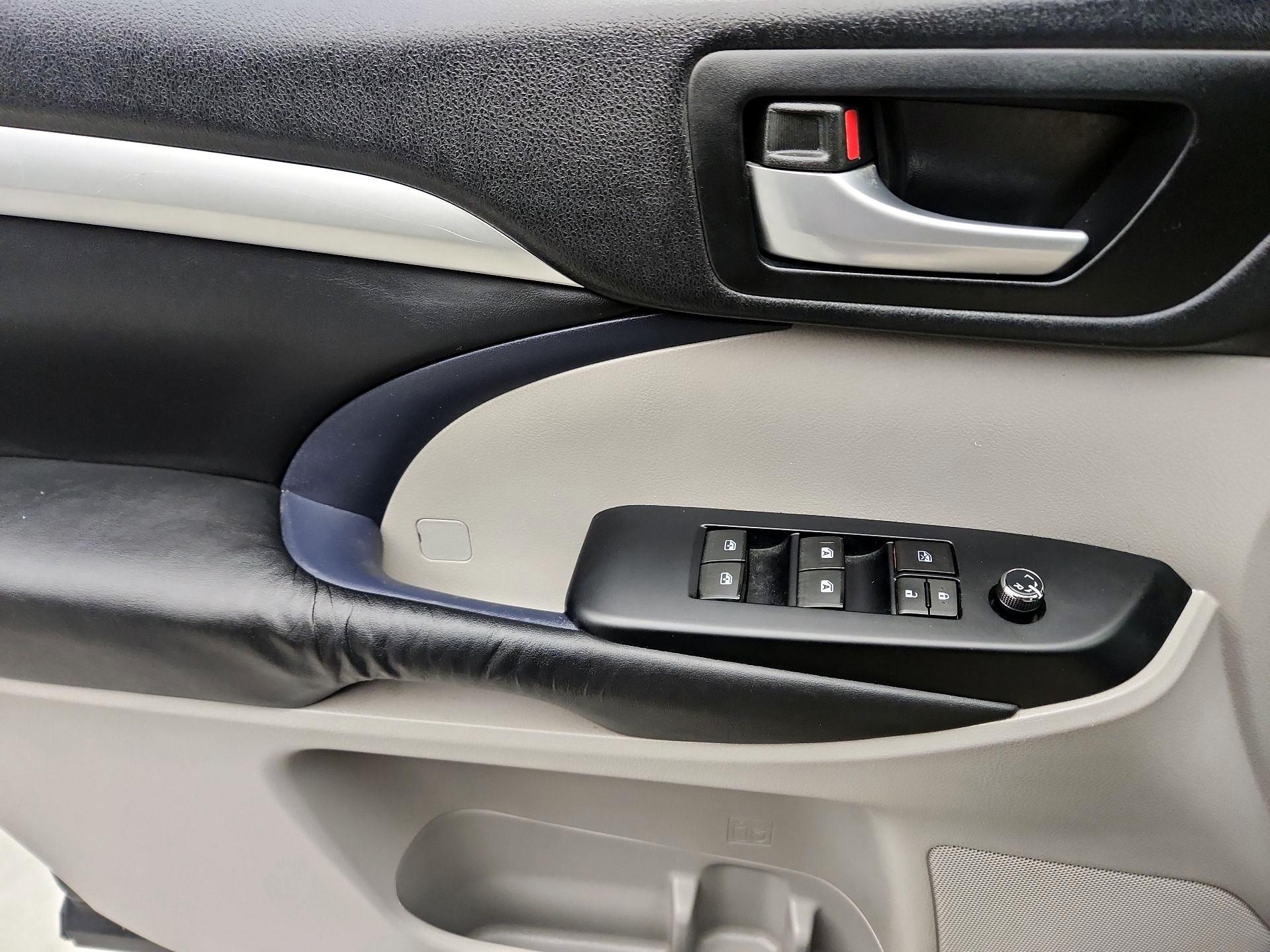 Thumbnail: 2015 Toyota Highlander - 12