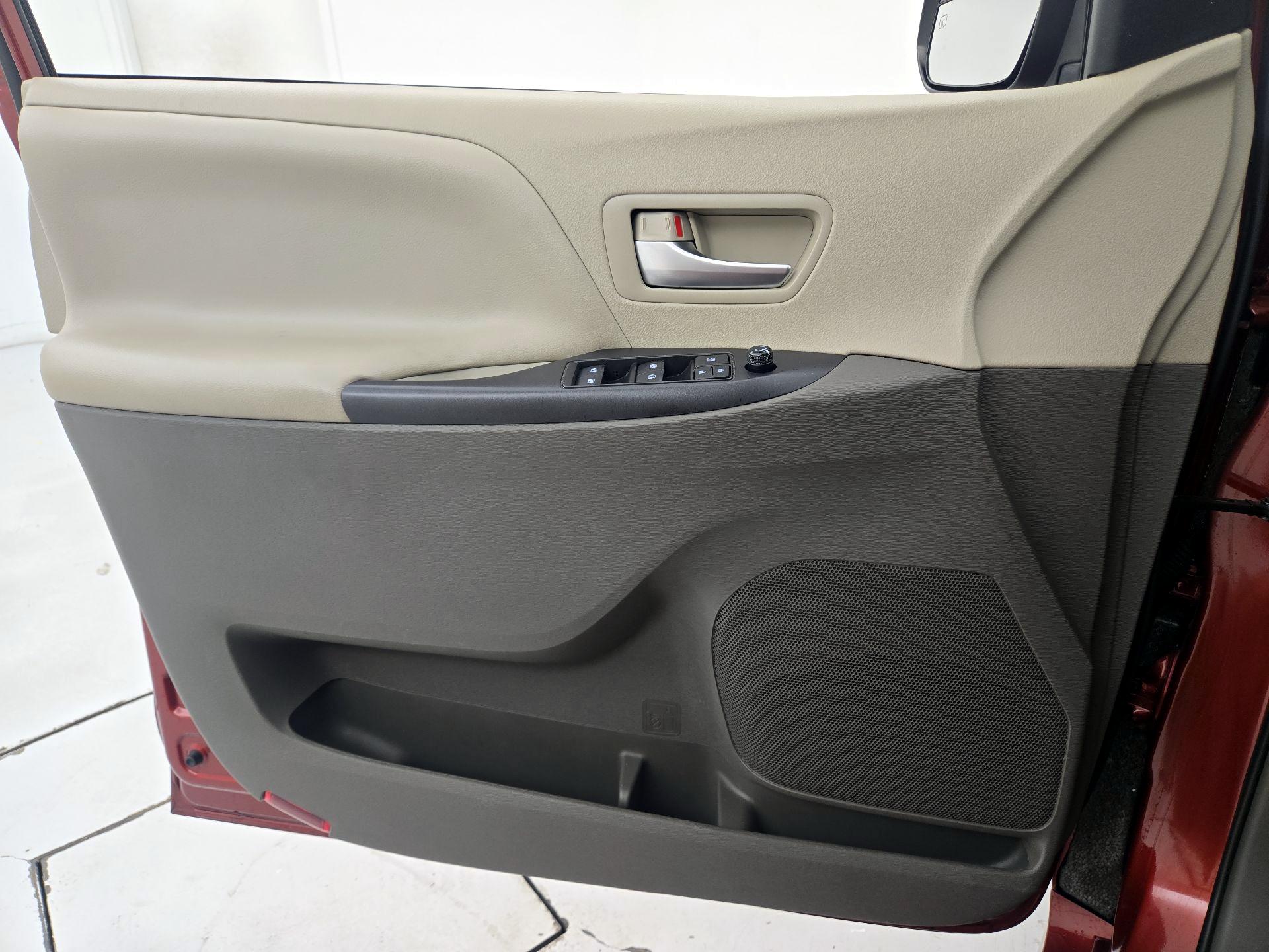Thumbnail: 2020 Toyota Sienna - 12