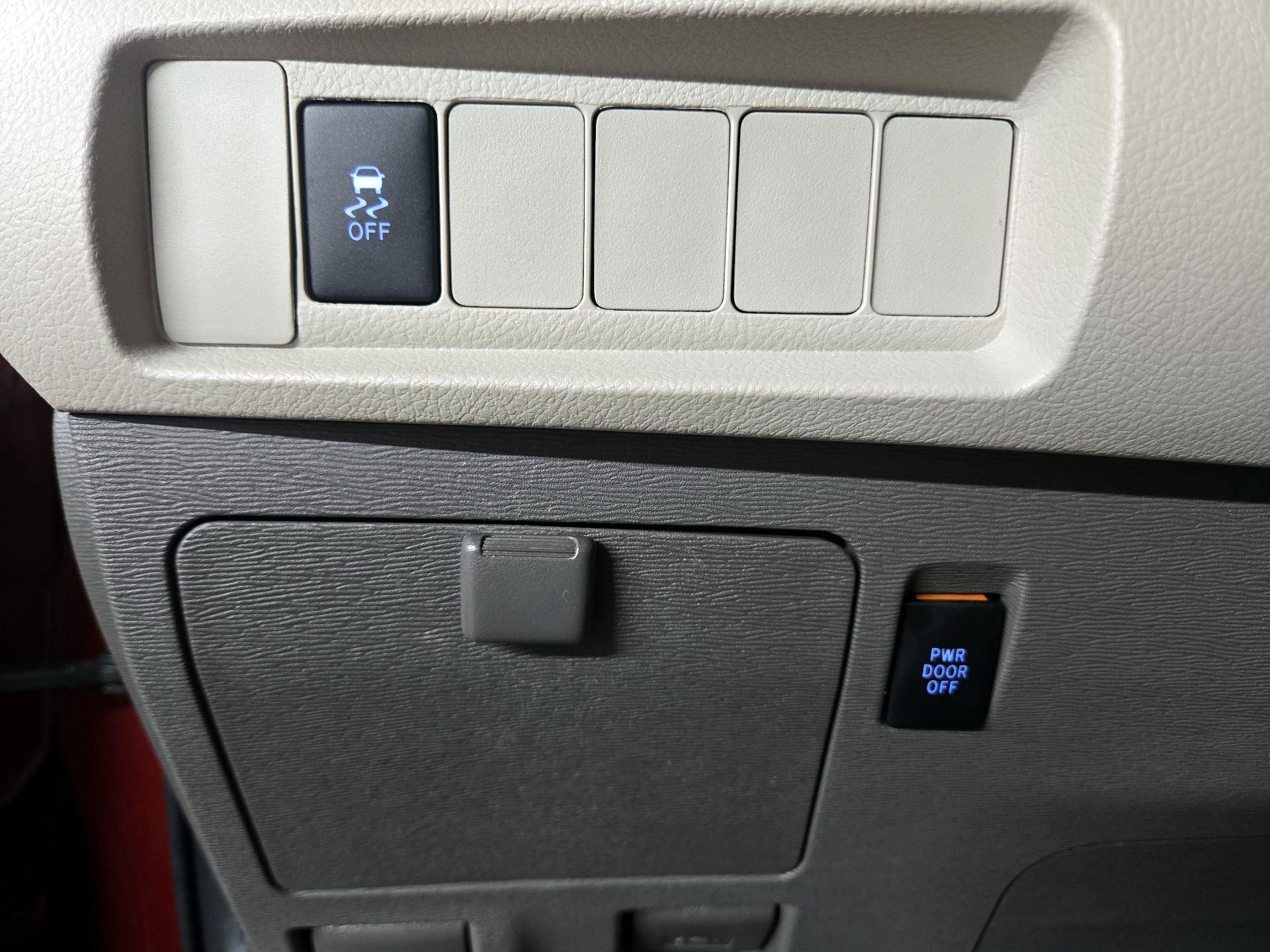 Thumbnail: 2020 Toyota Sienna - 13