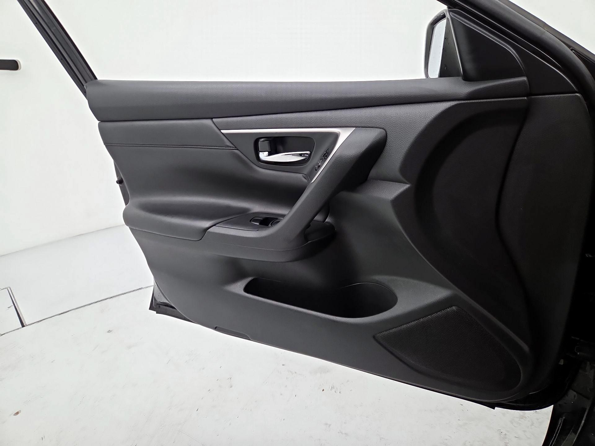 Thumbnail: 2015 Nissan Altima - 12