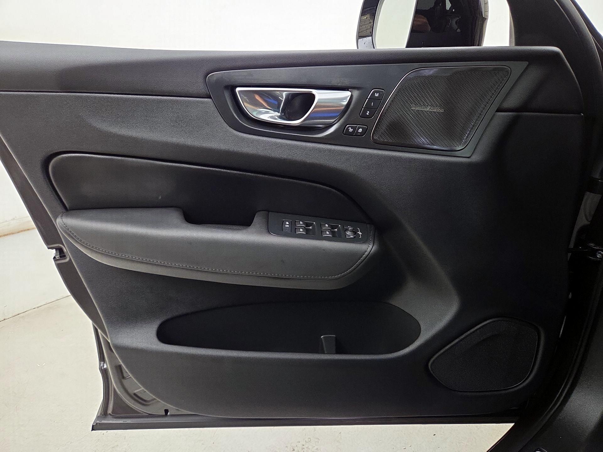 Thumbnail: 2025 Volvo XC60 - 10