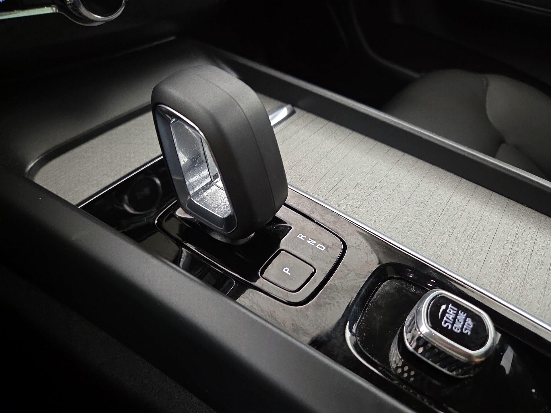 Thumbnail: 2025 Volvo XC60 - 16