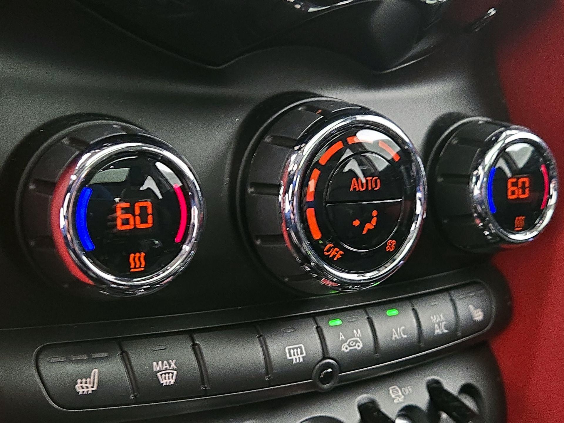 Thumbnail: 2015 MINI Cooper Hardtop - 16