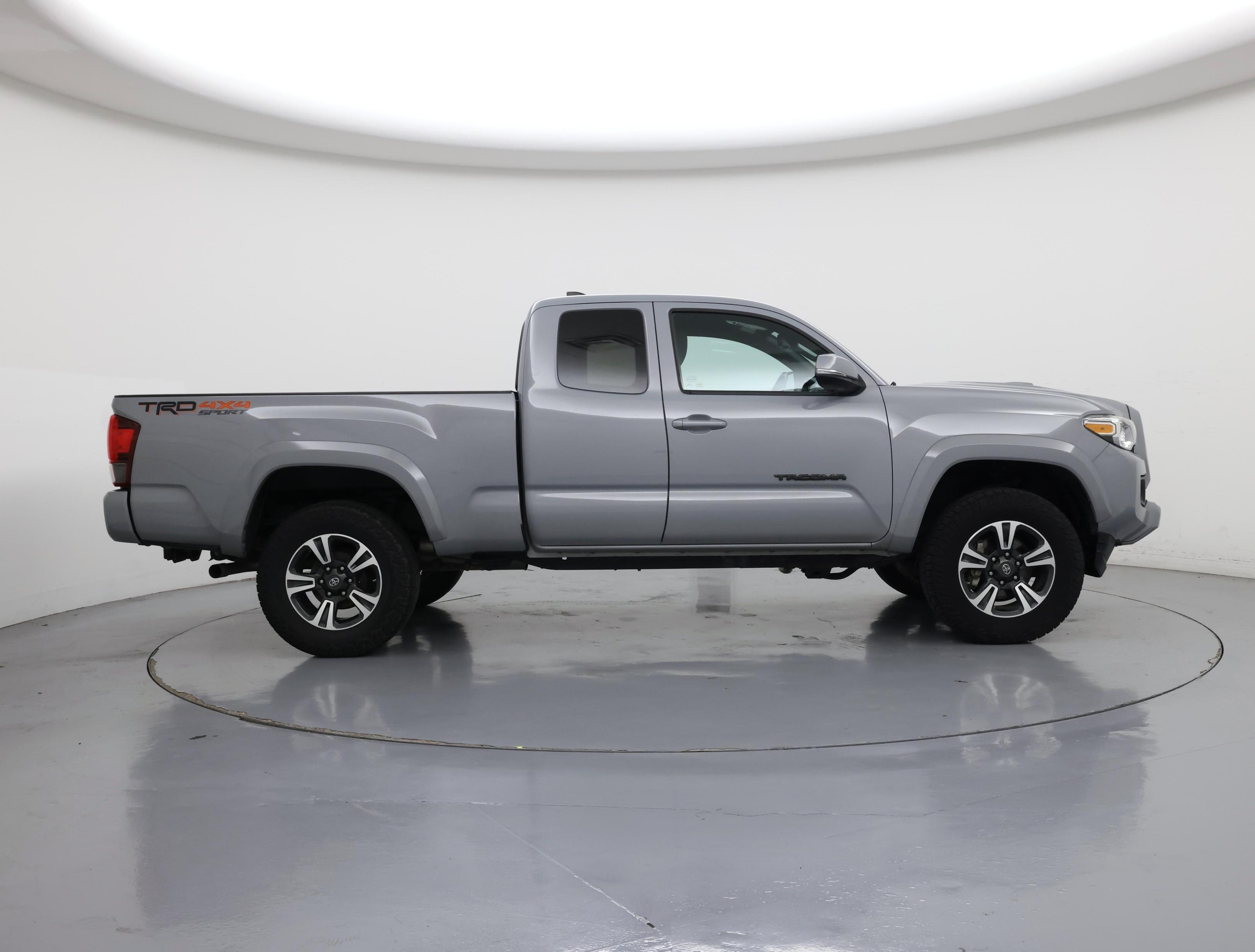 Thumbnail: 2018 Toyota Tacoma - 7