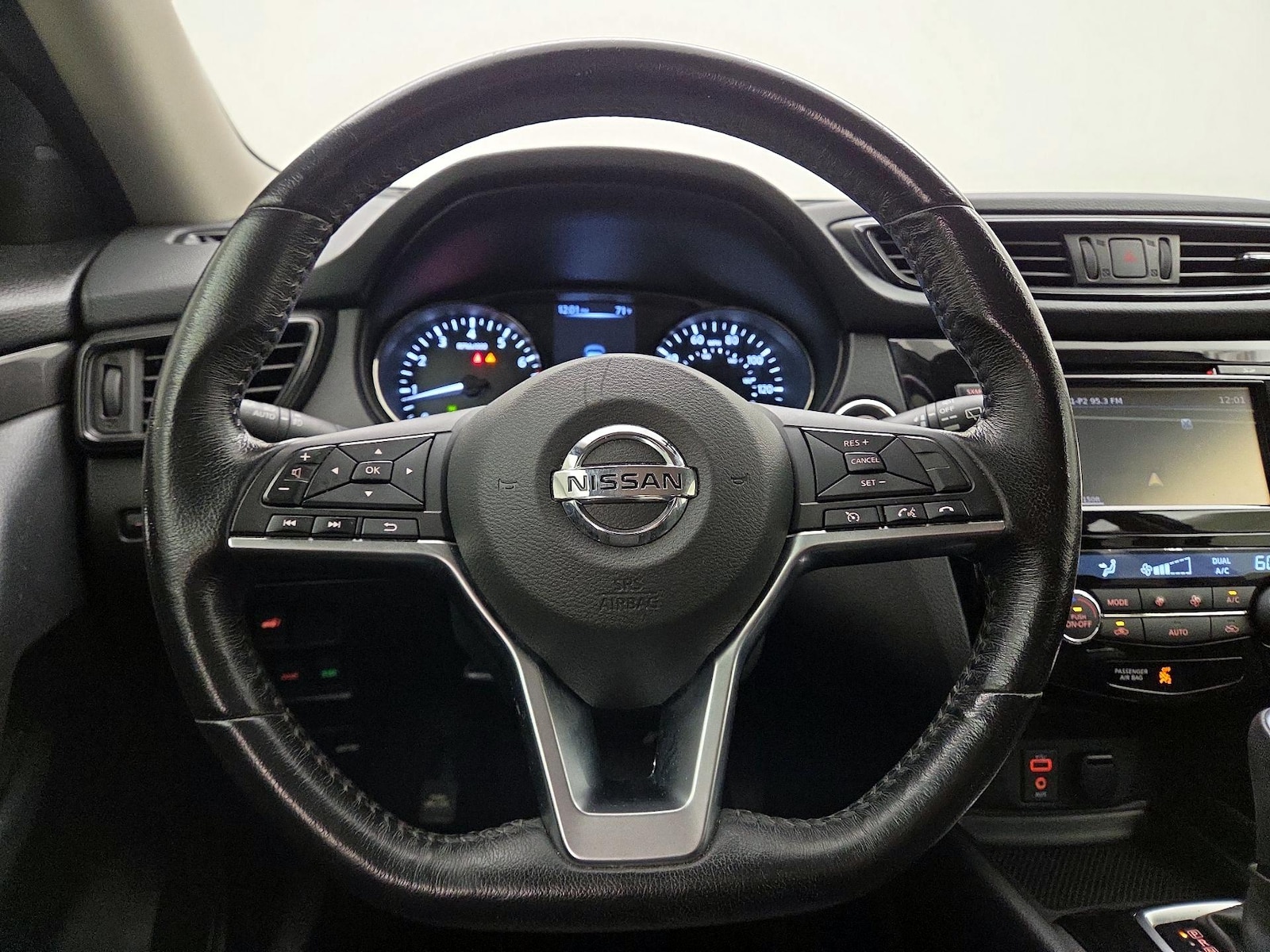 2017 Nissan Rogue SV - Photo 11