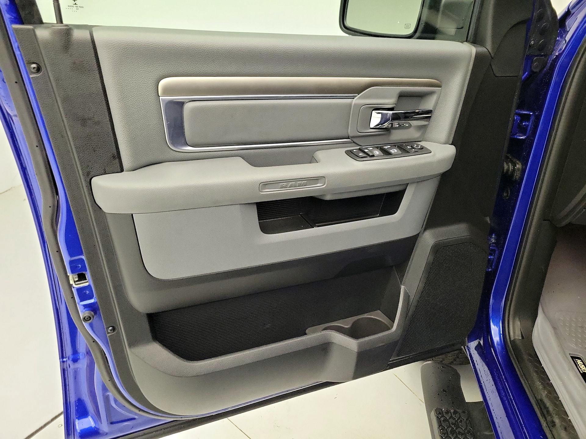Thumbnail: 2019 RAM 1500 Classic - 12