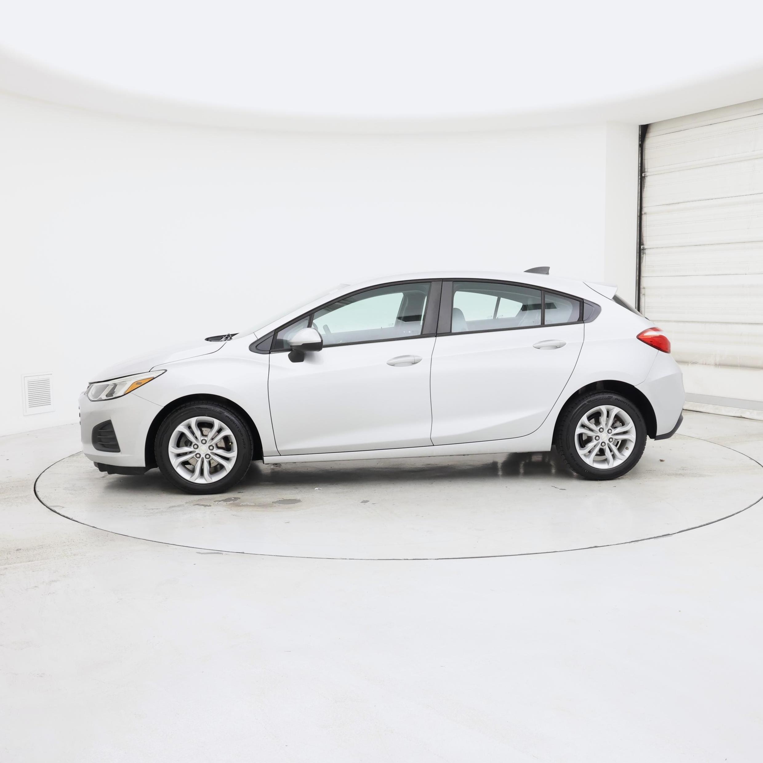 Thumbnail: 2019 Chevrolet Cruze - 3