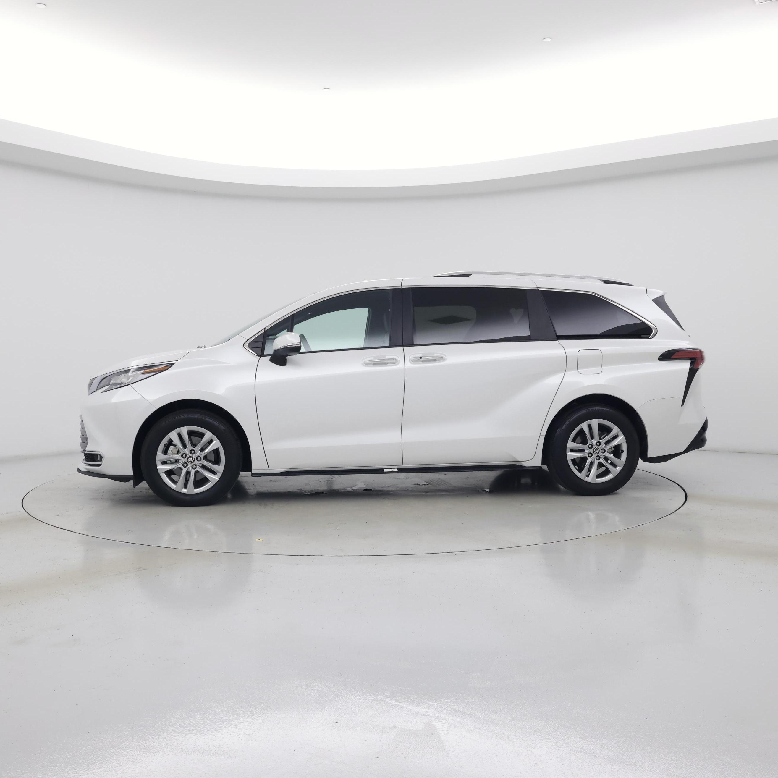 Thumbnail: 2026 Toyota Sienna - 3