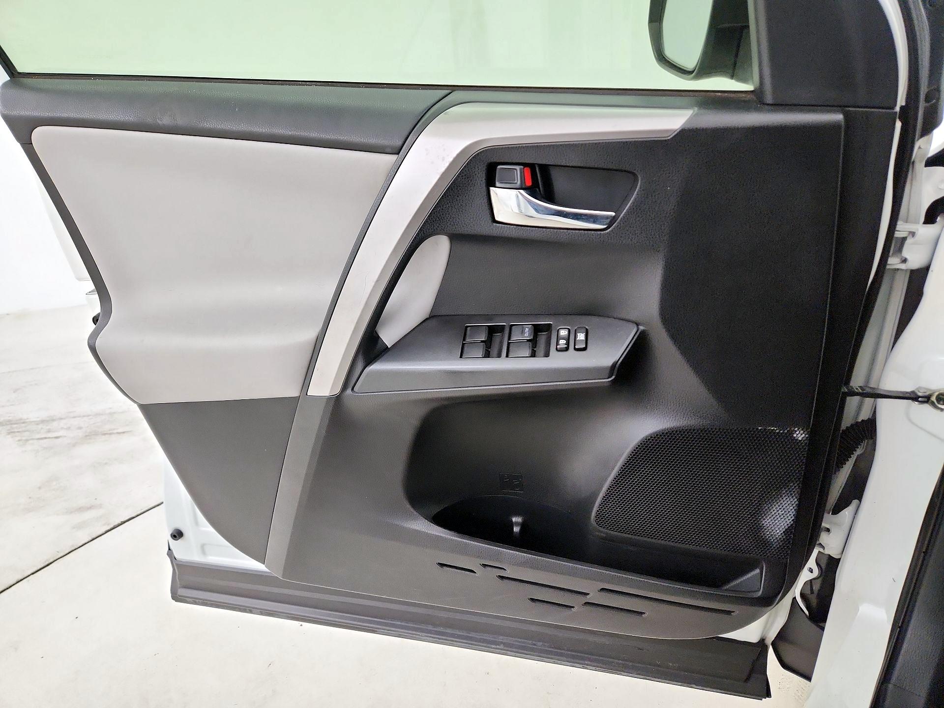 Thumbnail: 2016 Toyota RAV4 - 12