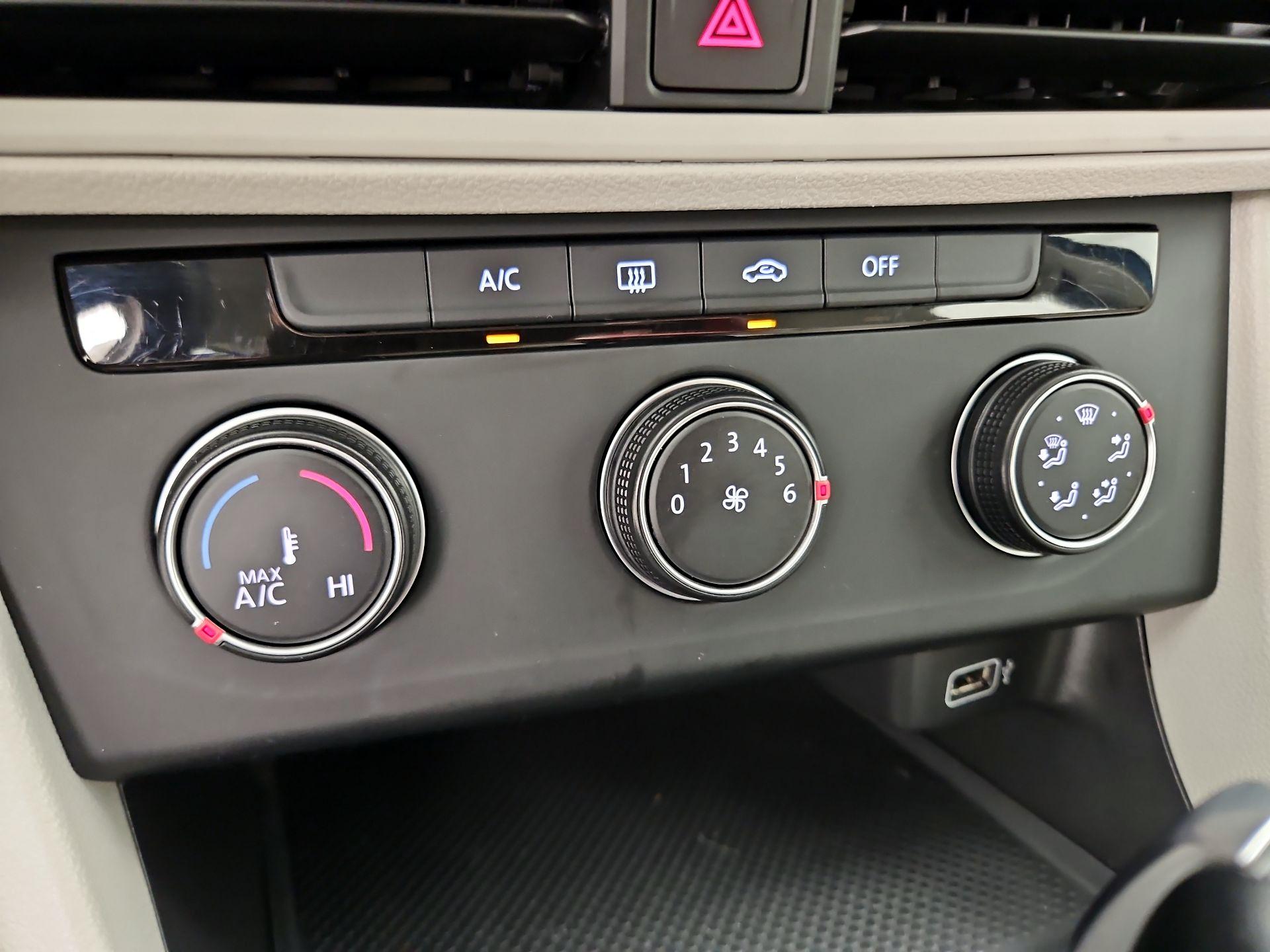 Thumbnail: 2019 Volkswagen Jetta - 15