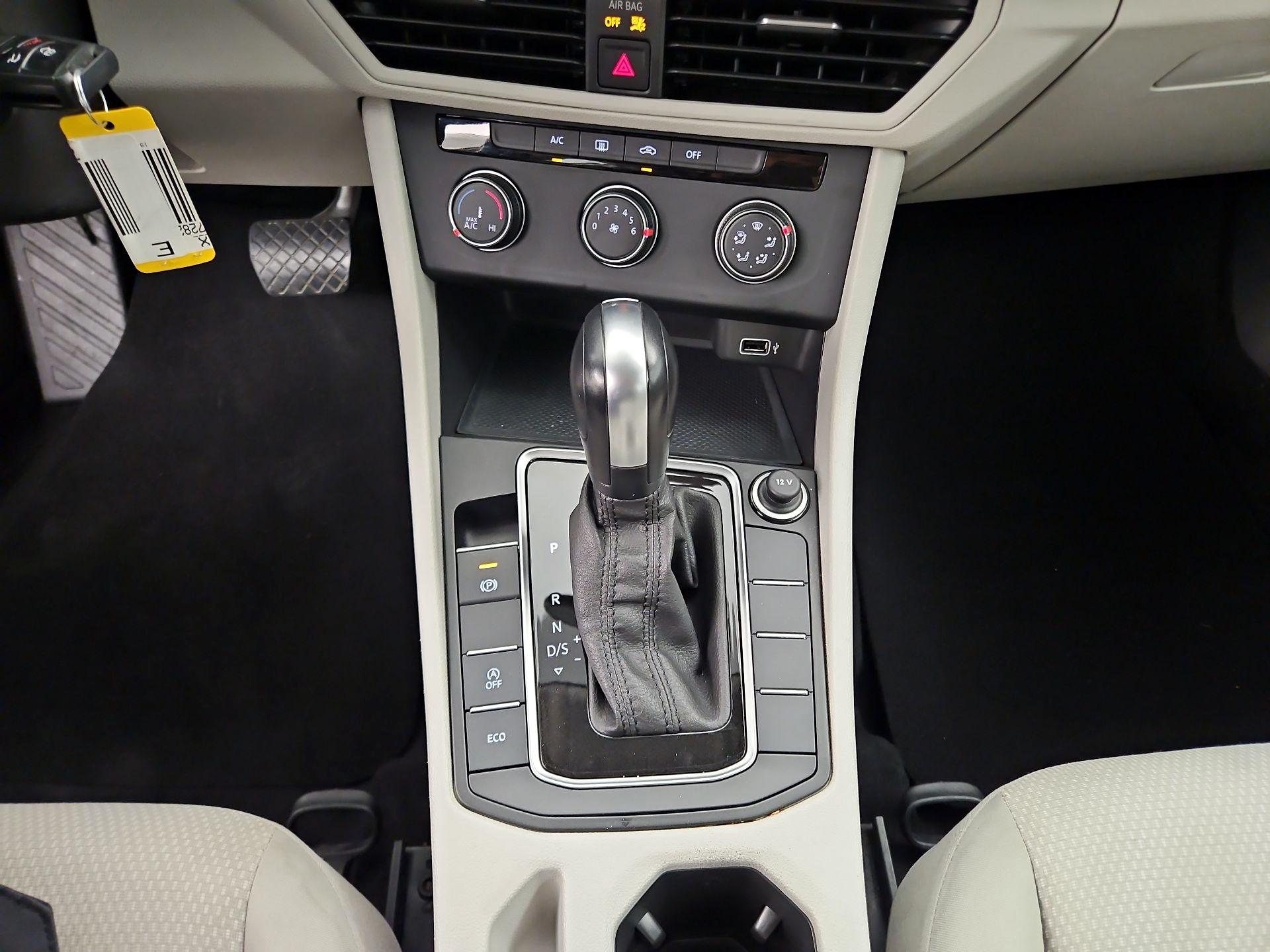 Thumbnail: 2019 Volkswagen Jetta - 16