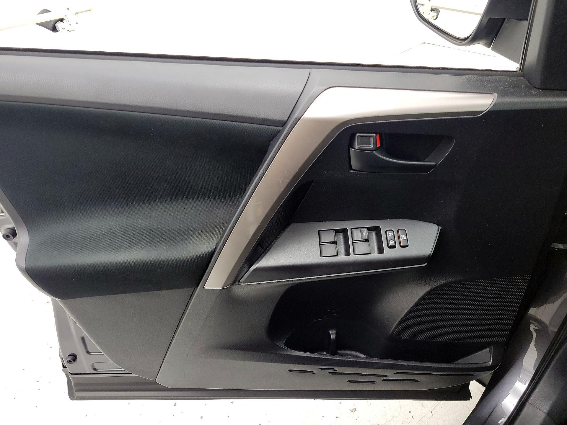 Thumbnail: 2018 Toyota RAV4 - 12