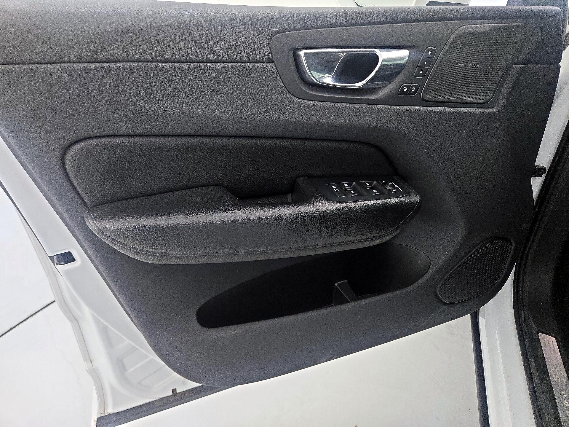 Thumbnail: 2019 Volvo XC60 - 12
