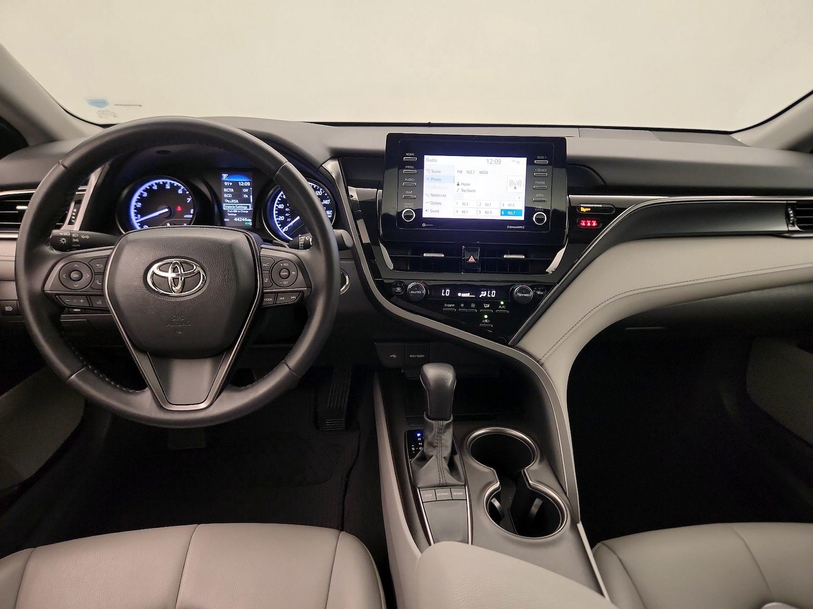2022 Toyota Camry SE - Photo 10