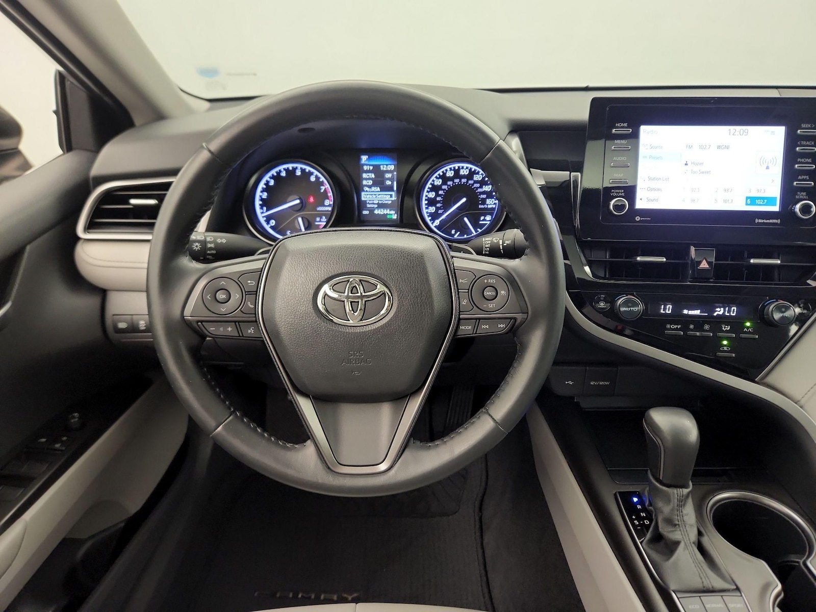 2022 Toyota Camry SE - Photo 11