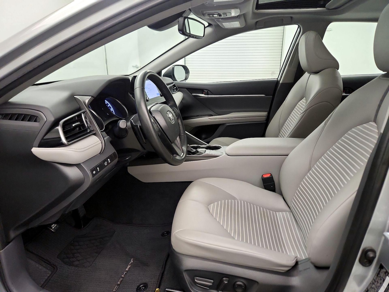 2022 Toyota Camry SE - Photo 12
