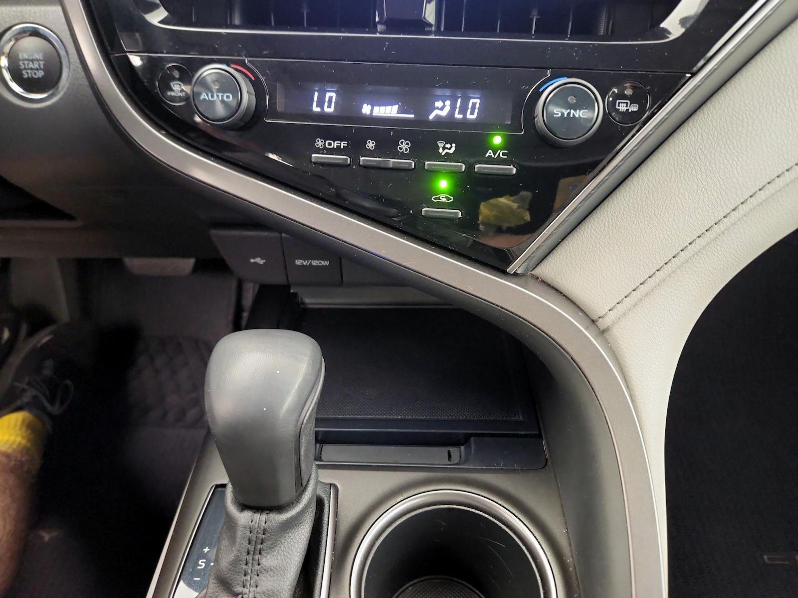 2022 Toyota Camry SE - Photo 17
