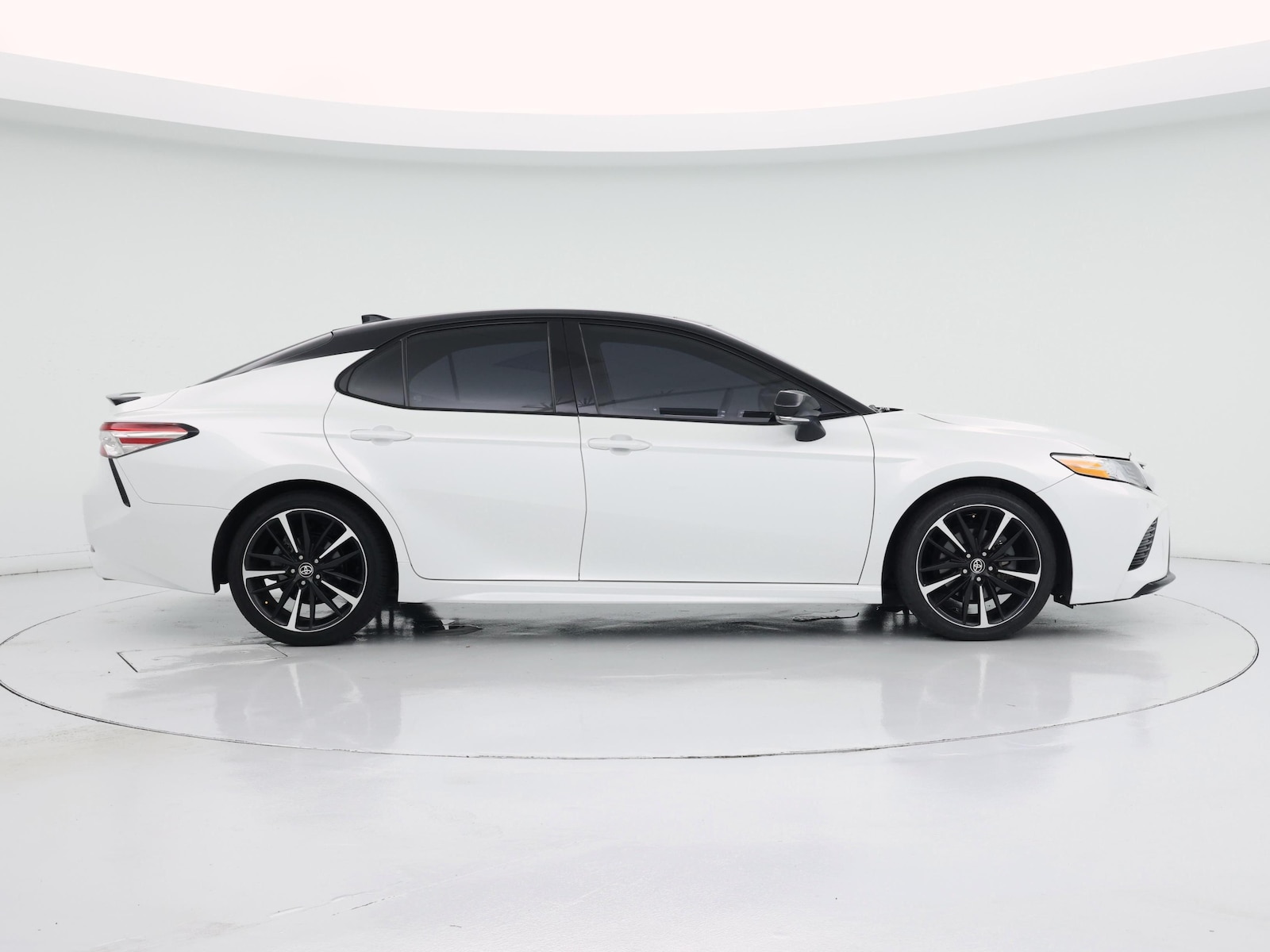 2020 Toyota Camry XSE - Photo 8