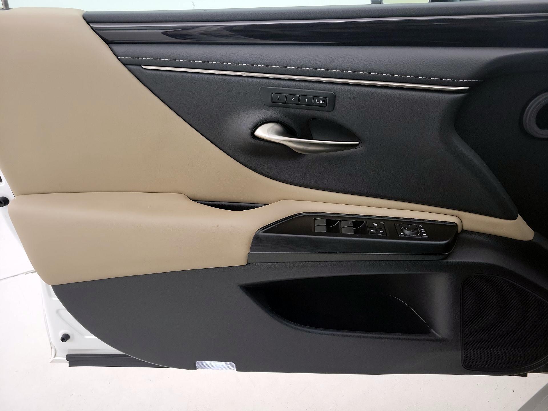 Thumbnail: 2020 Lexus ES - 12