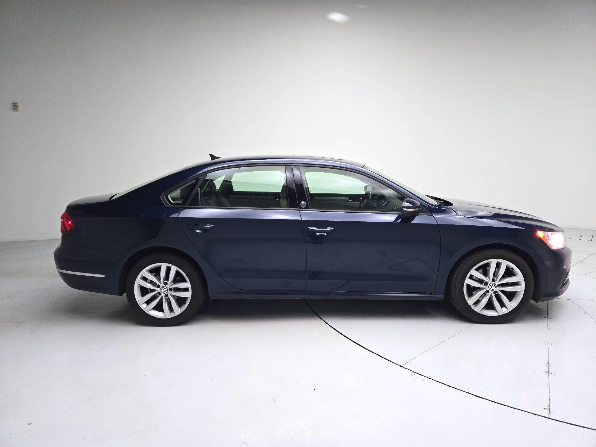 Thumbnail: 2019 Volkswagen Passat - 4