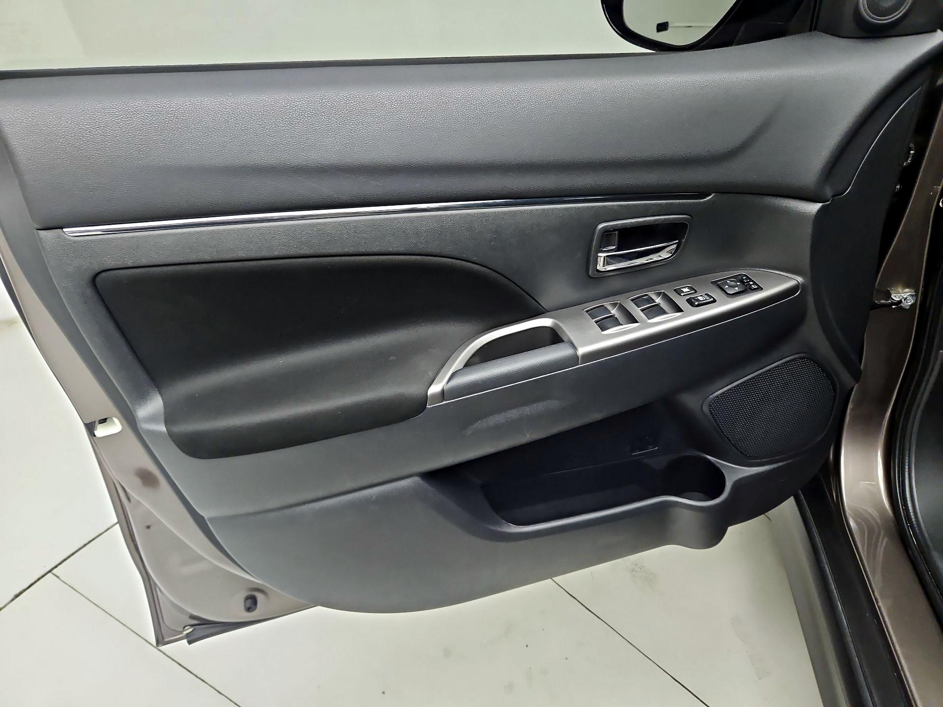 Thumbnail: 2019 Mitsubishi Outlander Sport - 12