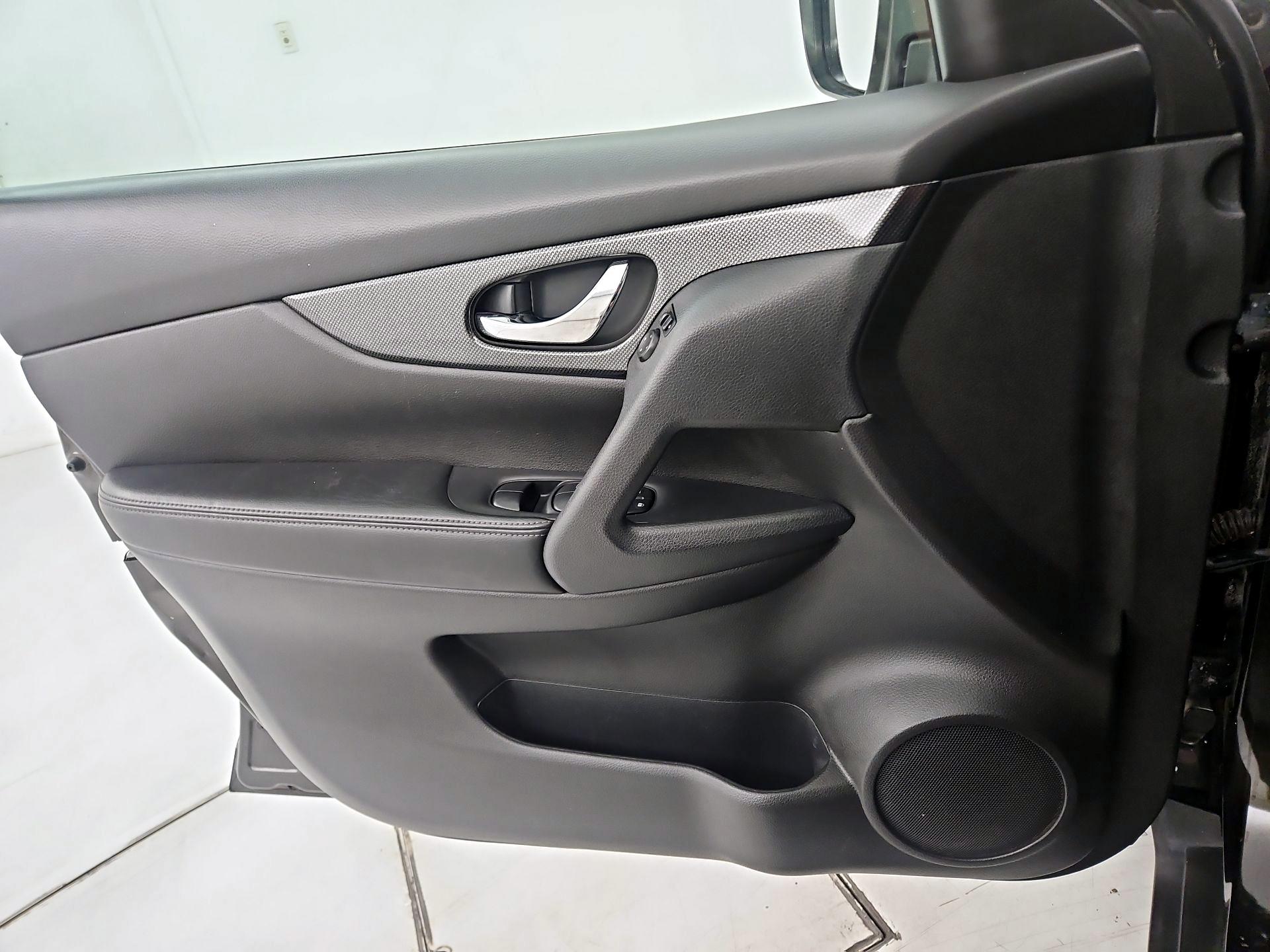 Thumbnail: 2015 Nissan Rogue - 12