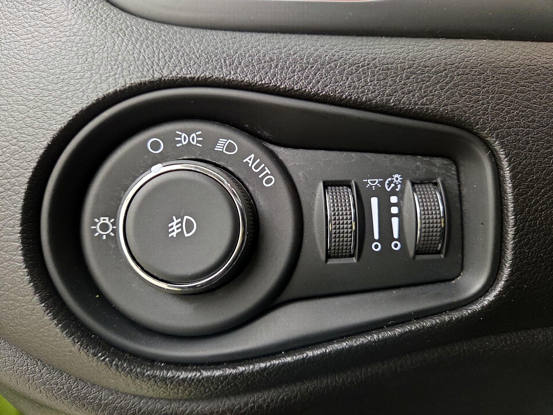 Thumbnail: 2018 Jeep Renegade - 13