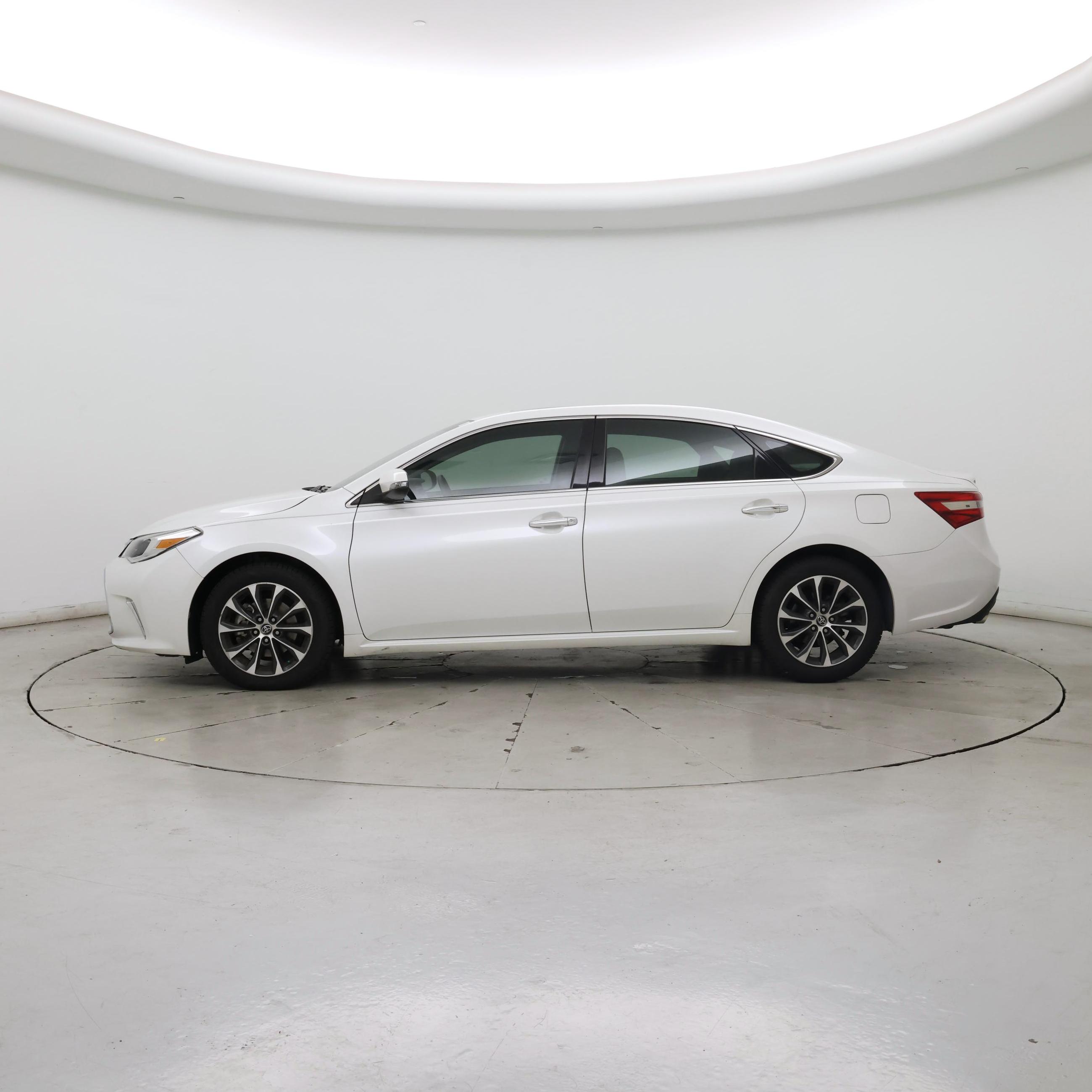 Thumbnail: 2016 Toyota Avalon - 3