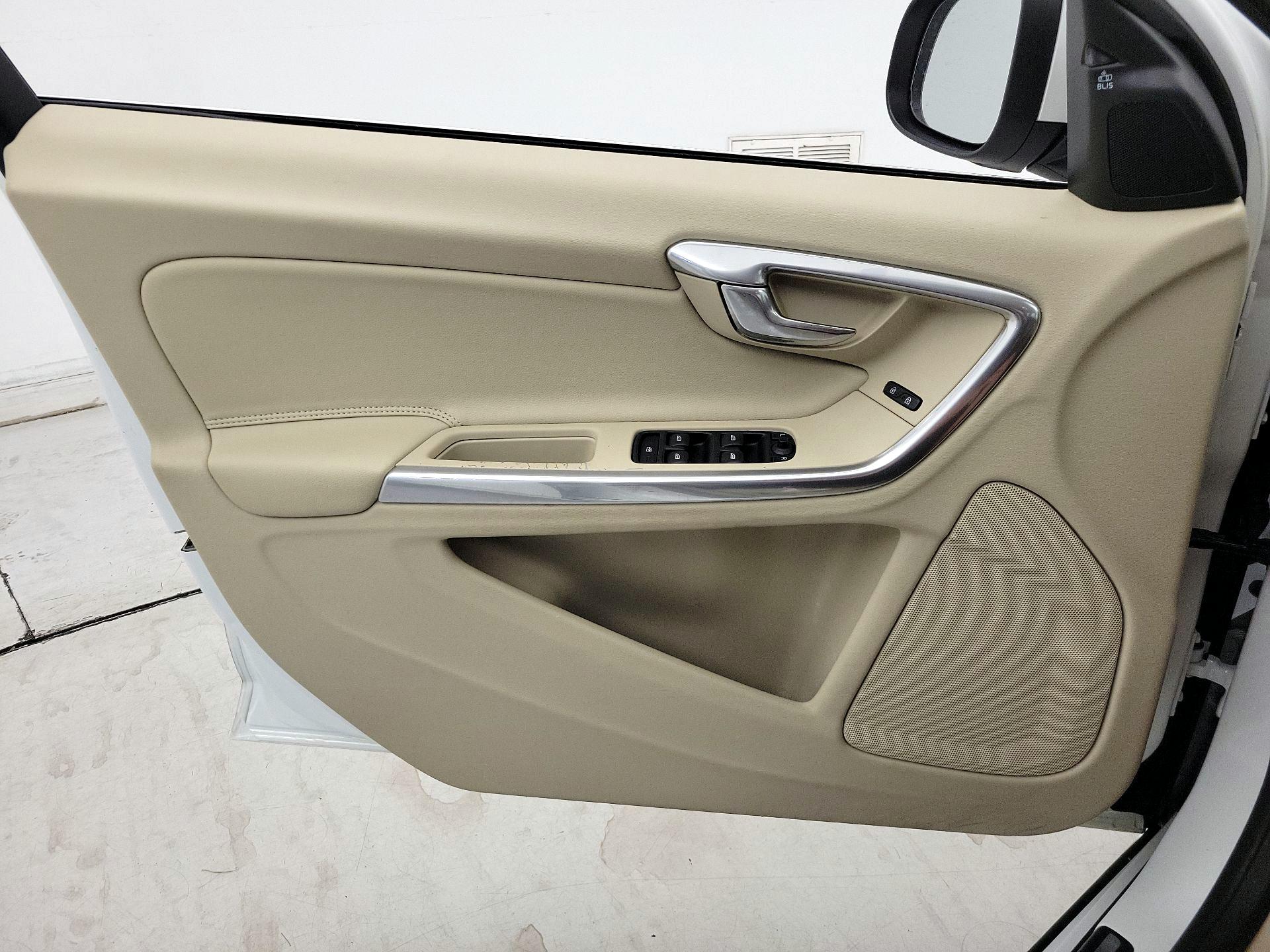 Thumbnail: 2016 Volvo S60 - 12