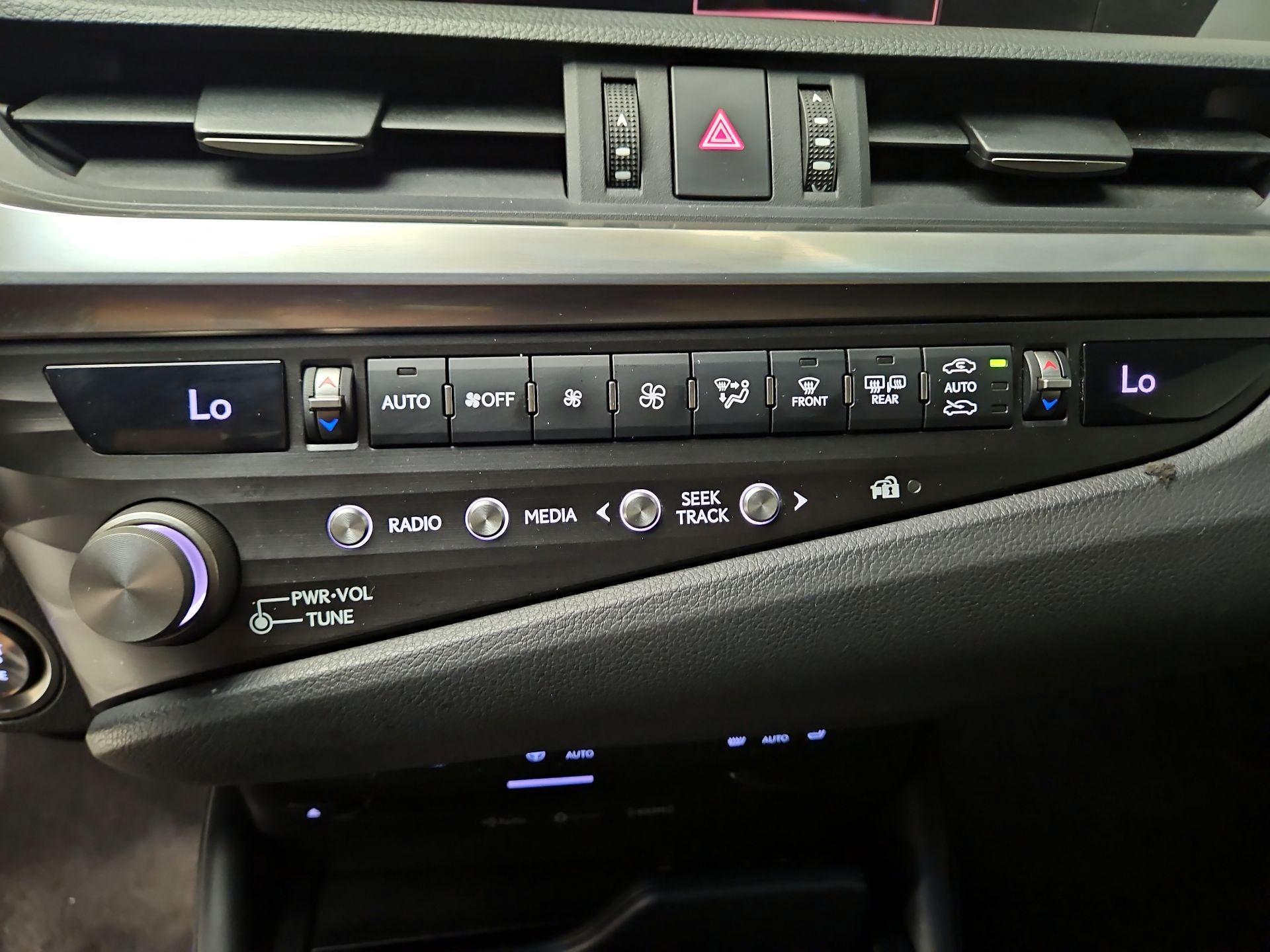 Thumbnail: 2021 Lexus ES - 15