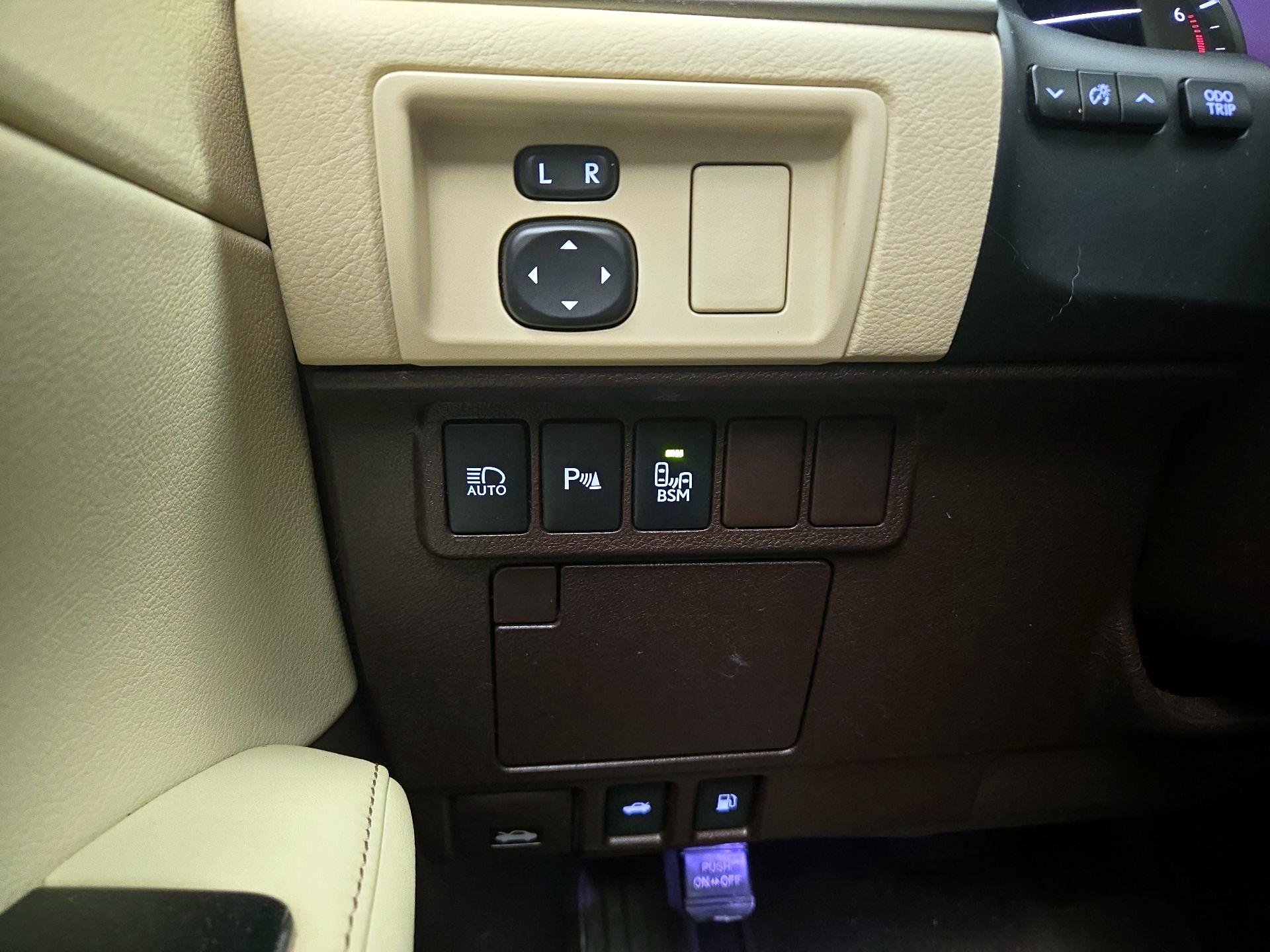 Thumbnail: 2016 Lexus ES - 13