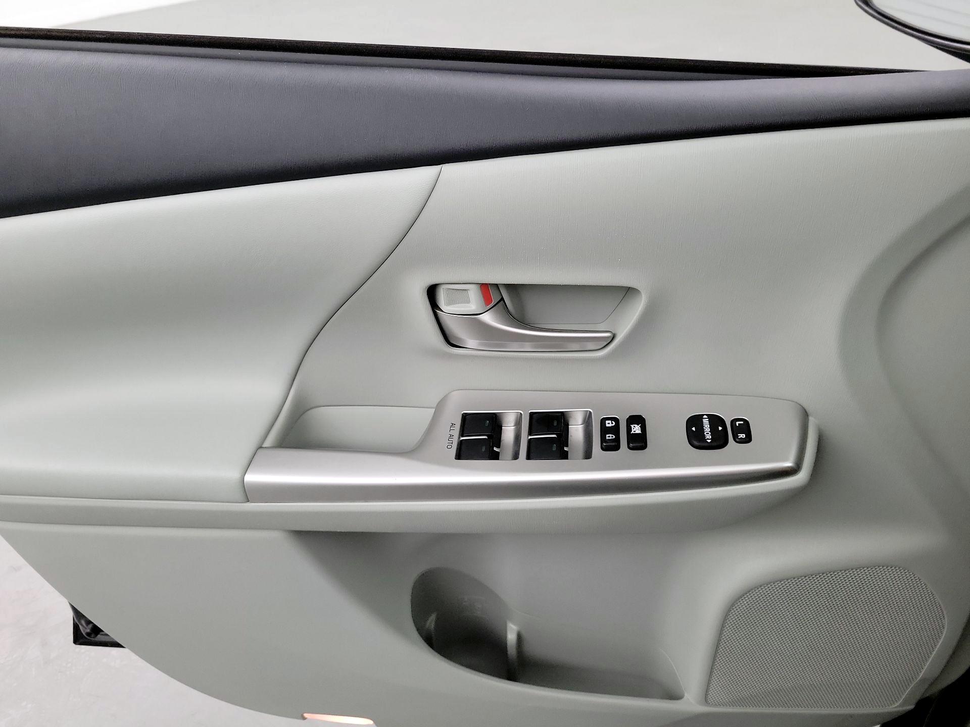 Thumbnail: 2014 Toyota Prius v - 12
