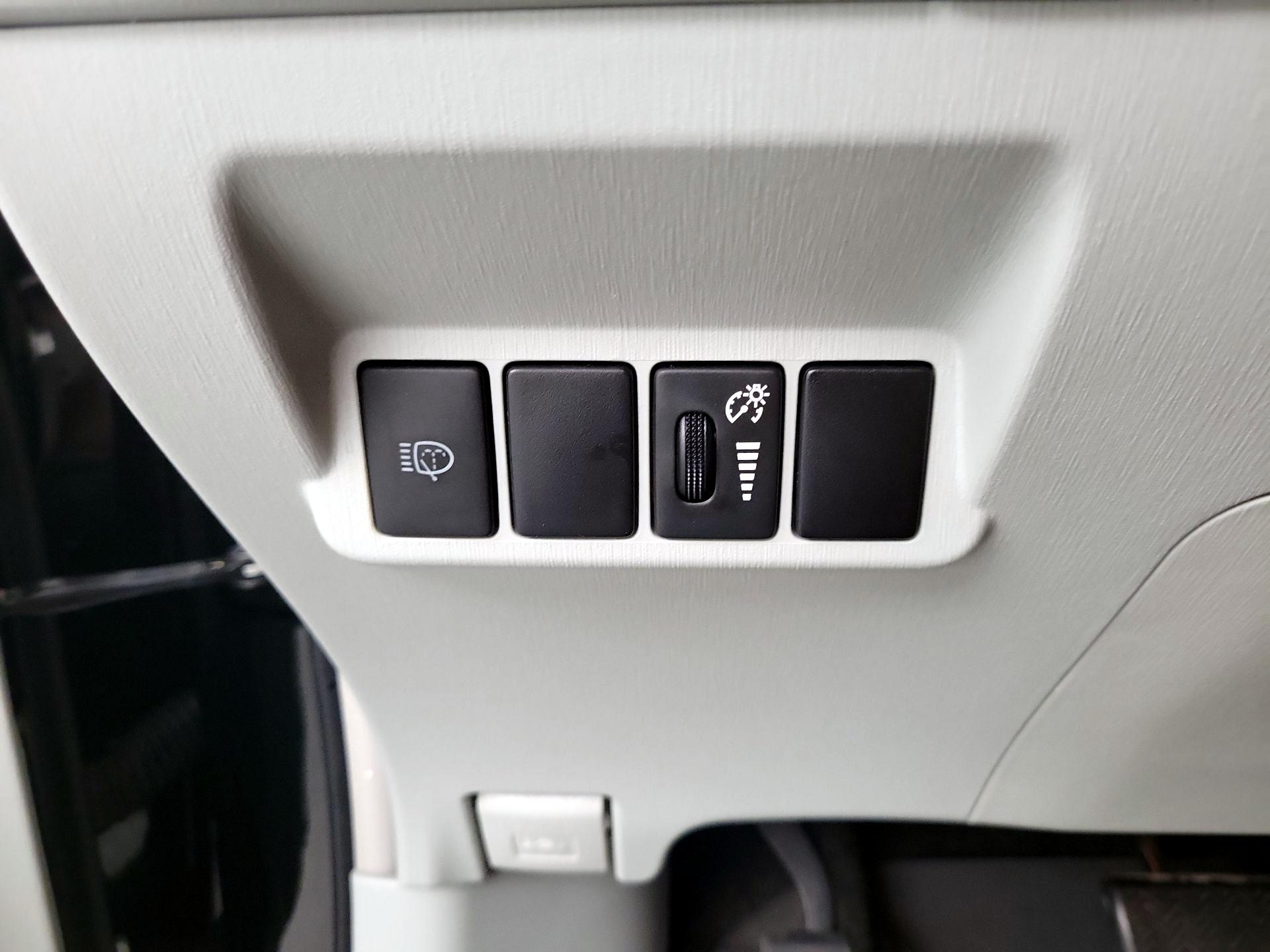 Thumbnail: 2014 Toyota Prius v - 13