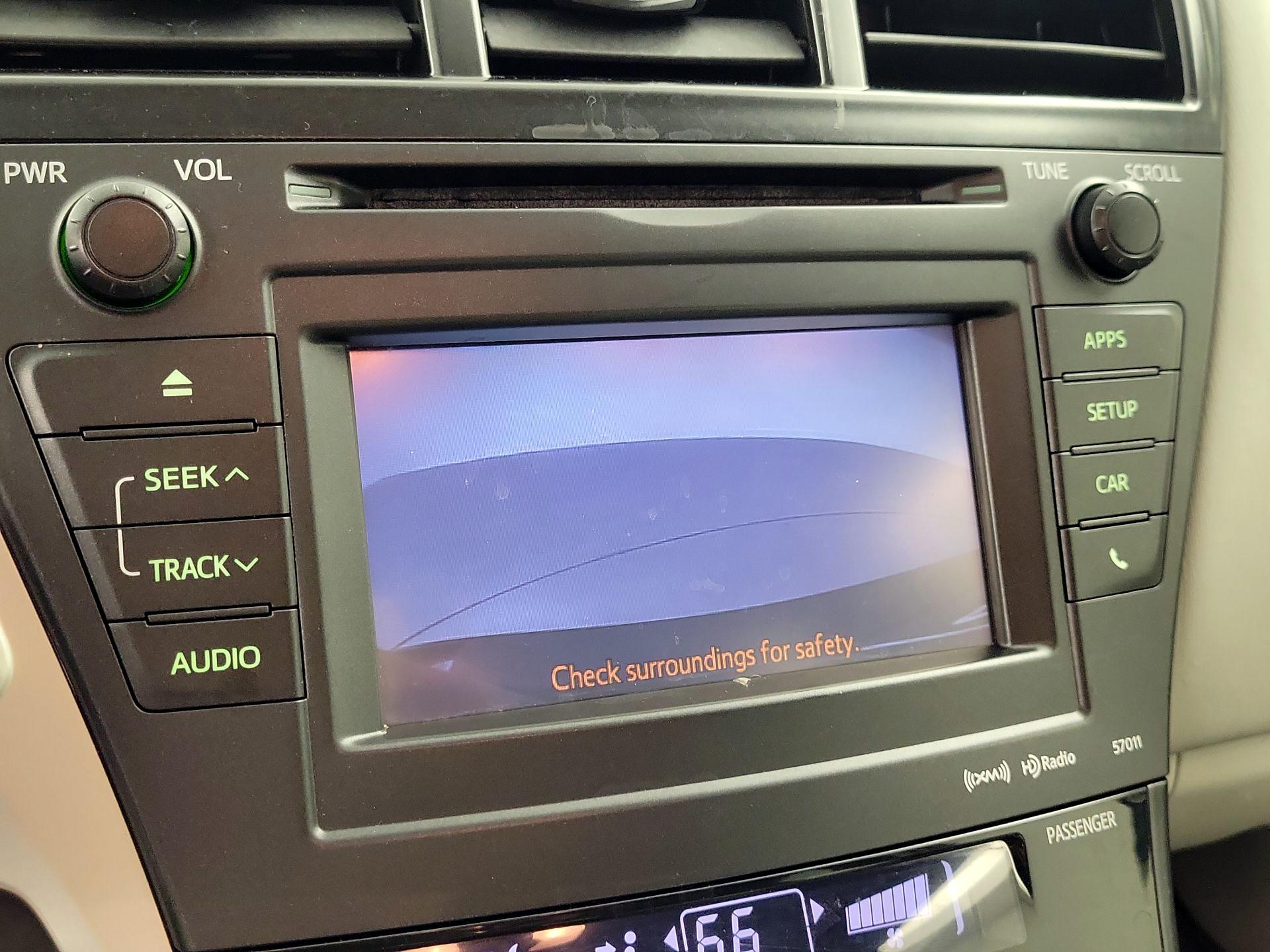 Thumbnail: 2014 Toyota Prius v - 15