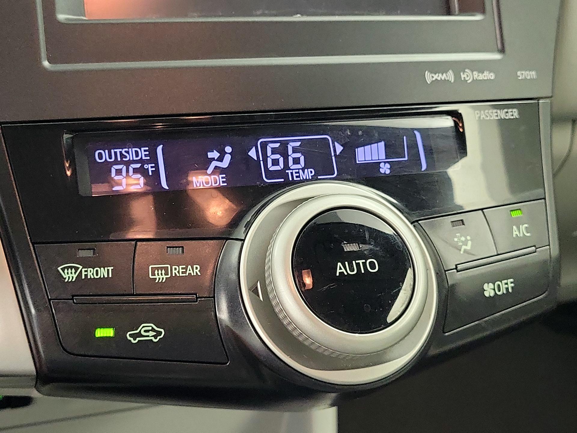 Thumbnail: 2014 Toyota Prius v - 17