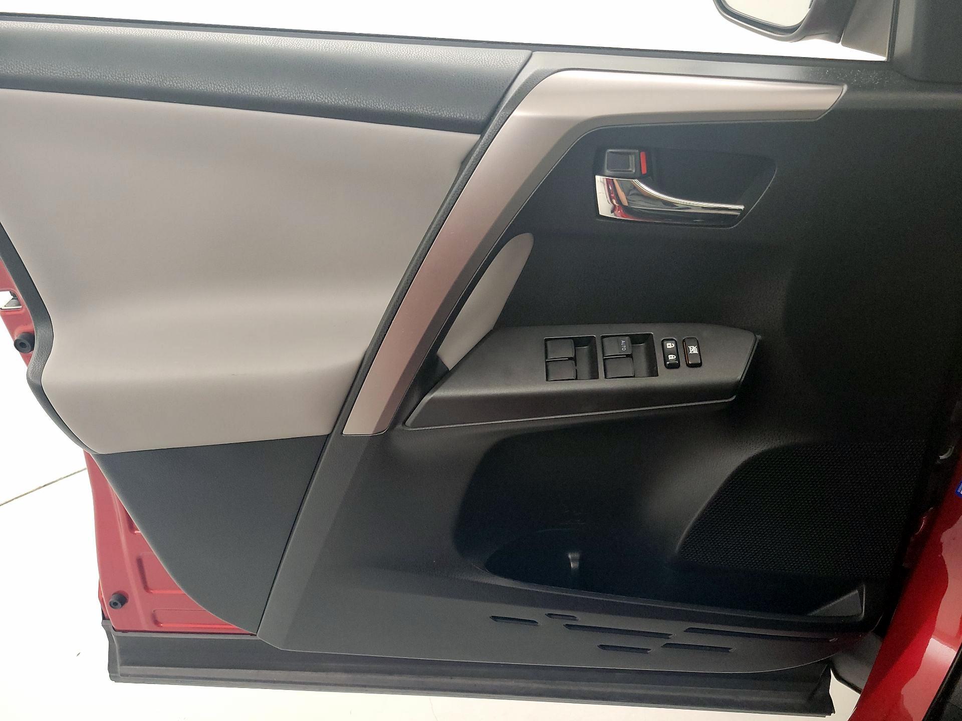 Thumbnail: 2016 Toyota RAV4 - 12