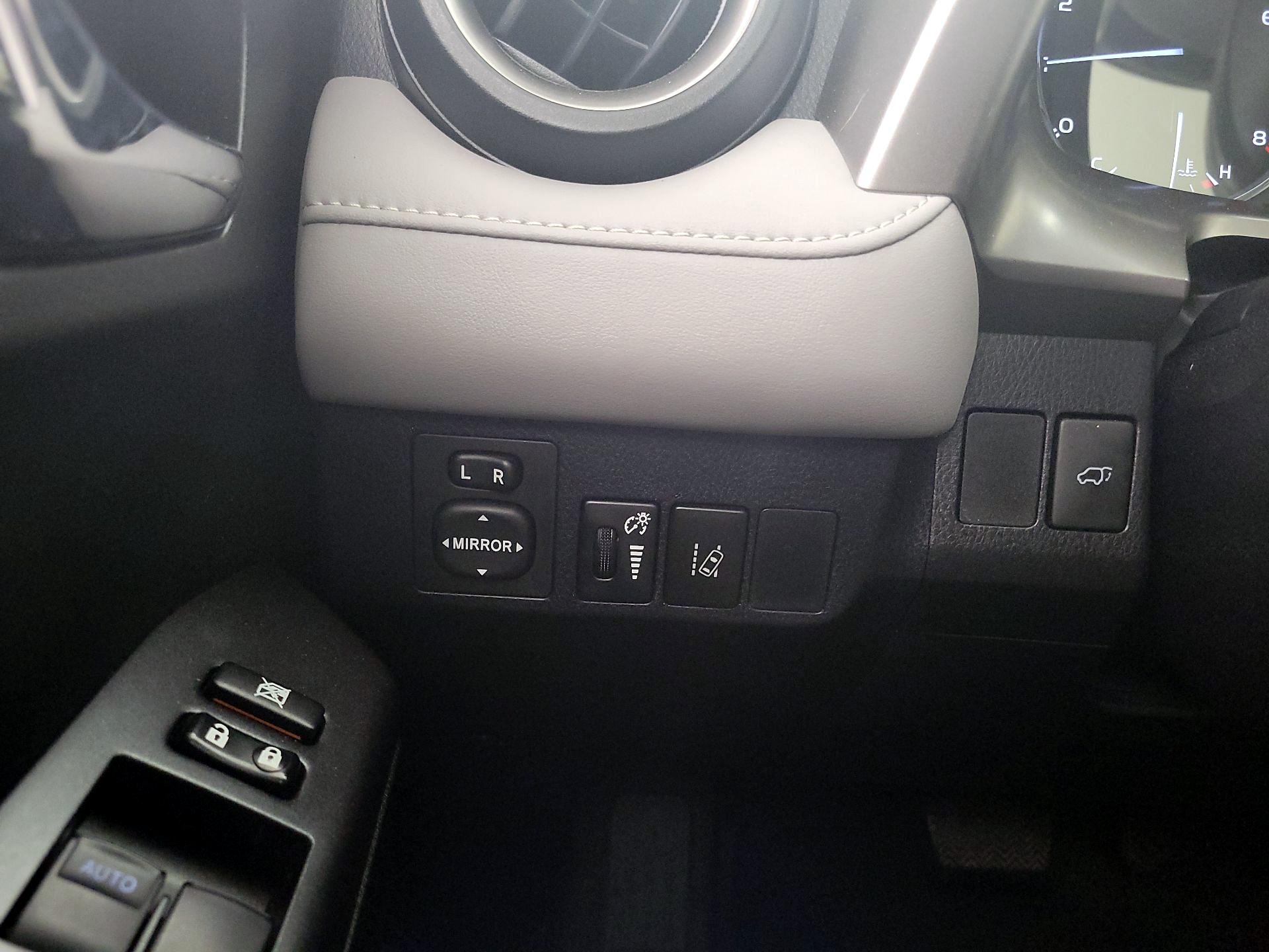 Thumbnail: 2016 Toyota RAV4 - 13