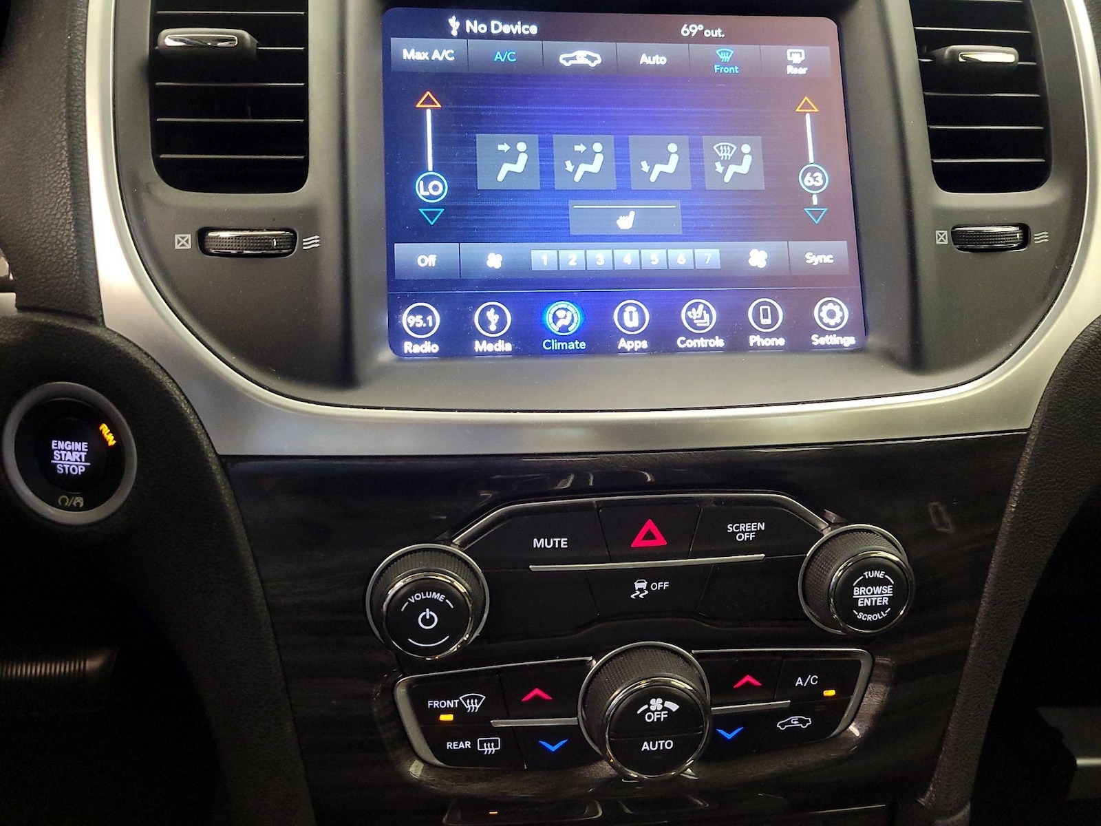 2019 Chrysler 300 Touring - Photo 17