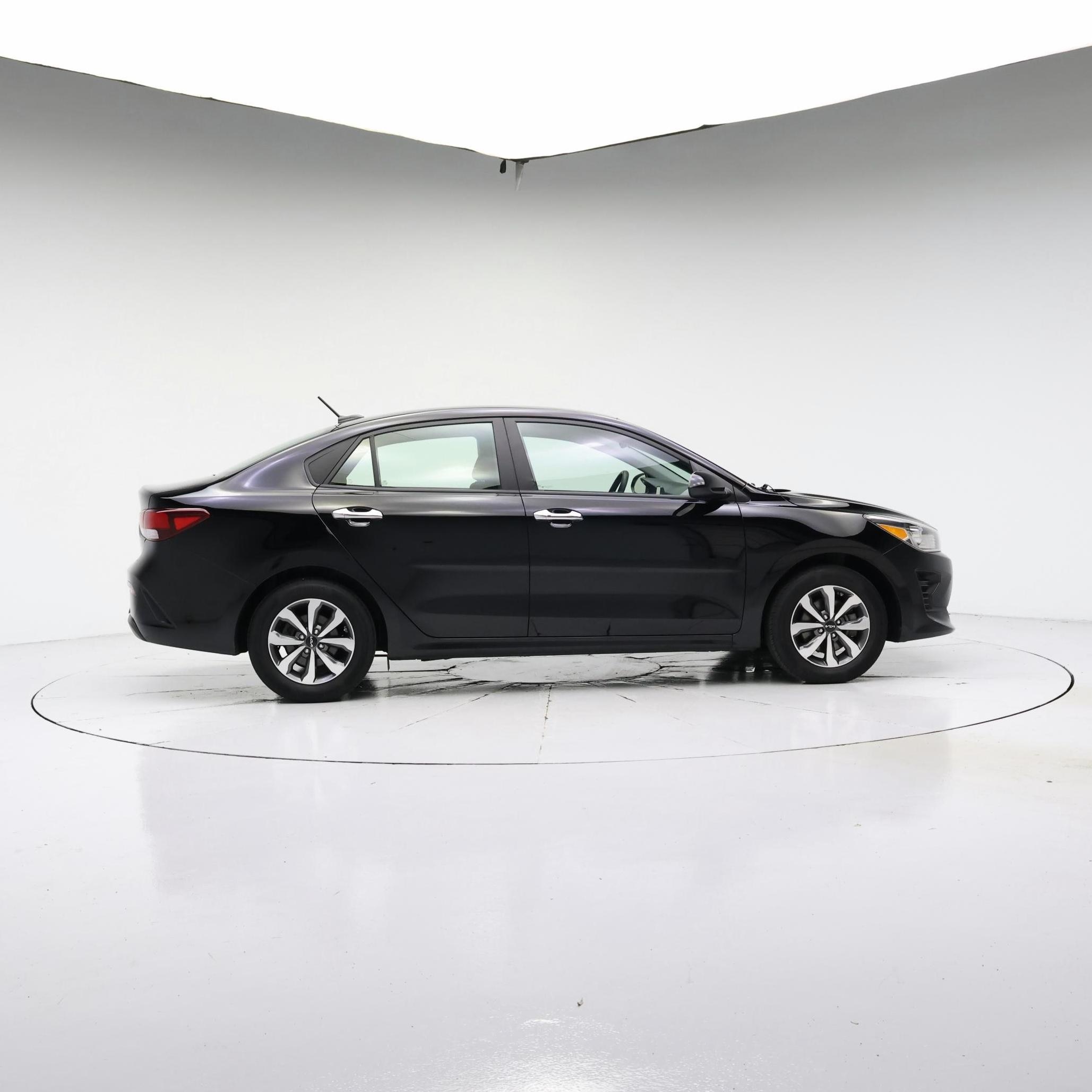 Thumbnail: 2022 Kia Rio - 3