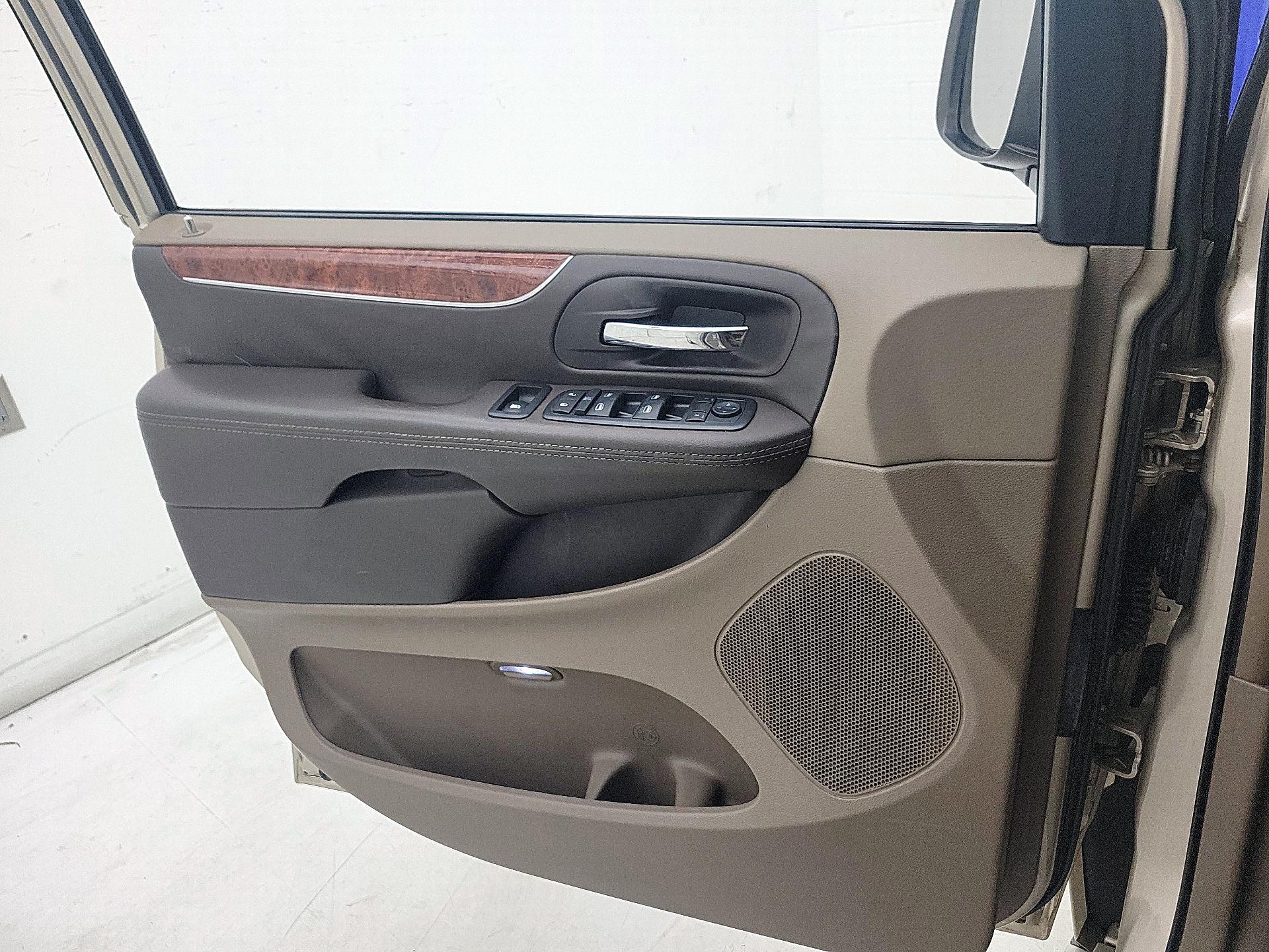 Thumbnail: 2016 Chrysler Town & Country - 12