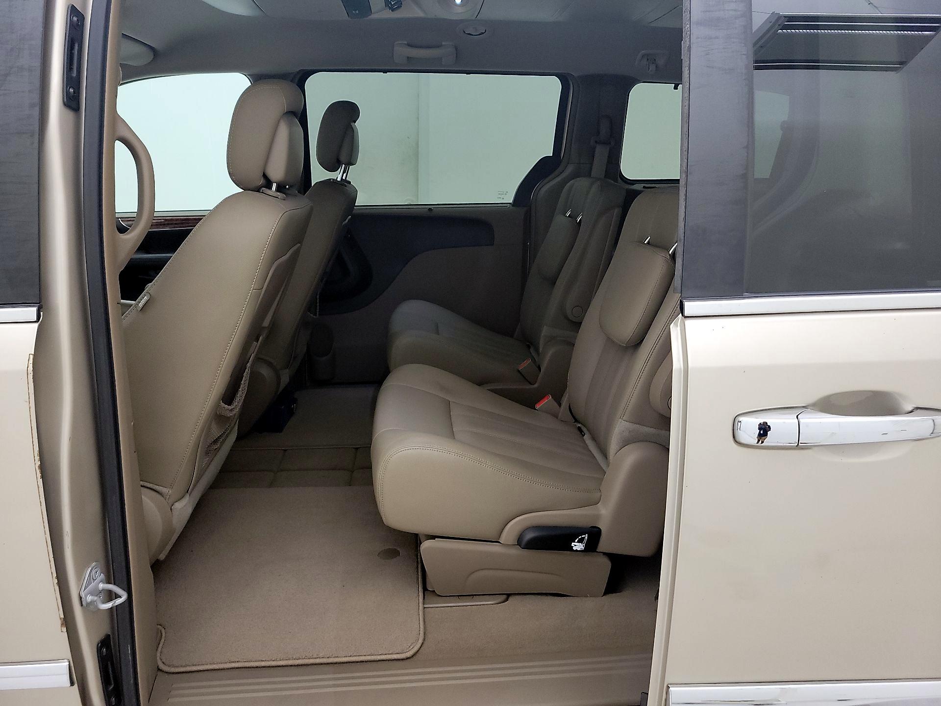 Thumbnail: 2016 Chrysler Town & Country - 18