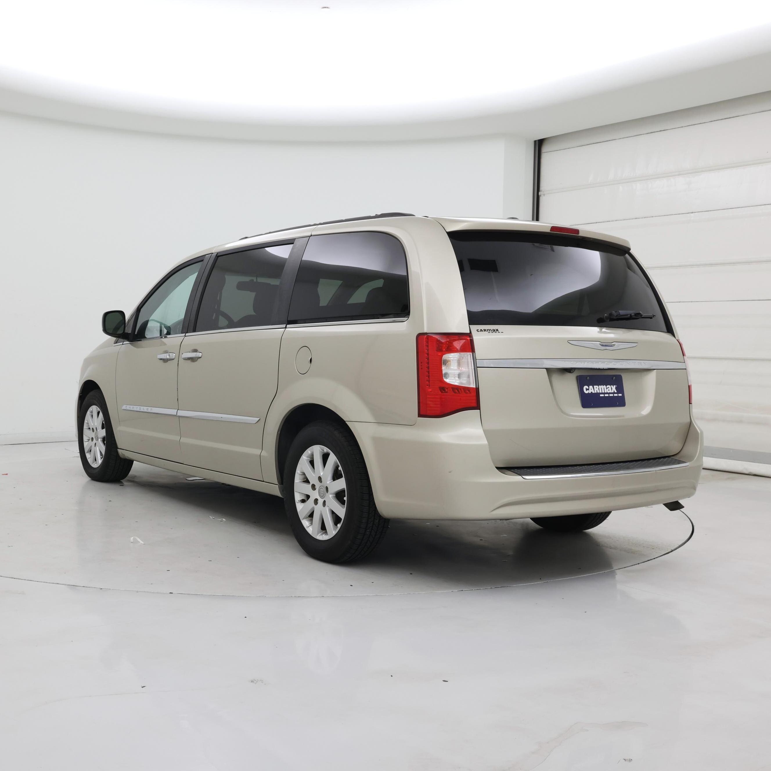 Thumbnail: 2016 Chrysler Town & Country - 2
