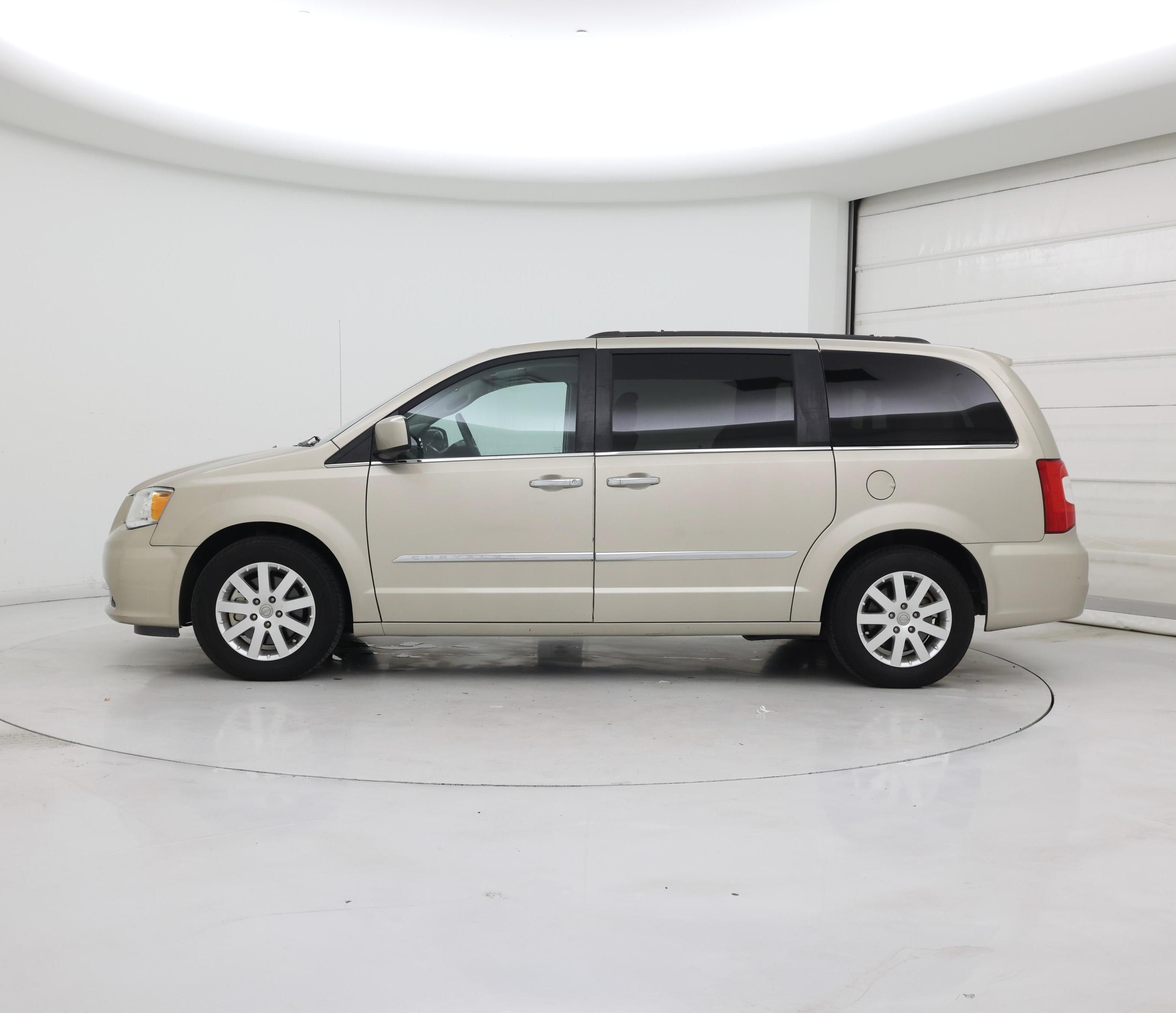 Thumbnail: 2016 Chrysler Town & Country - 3