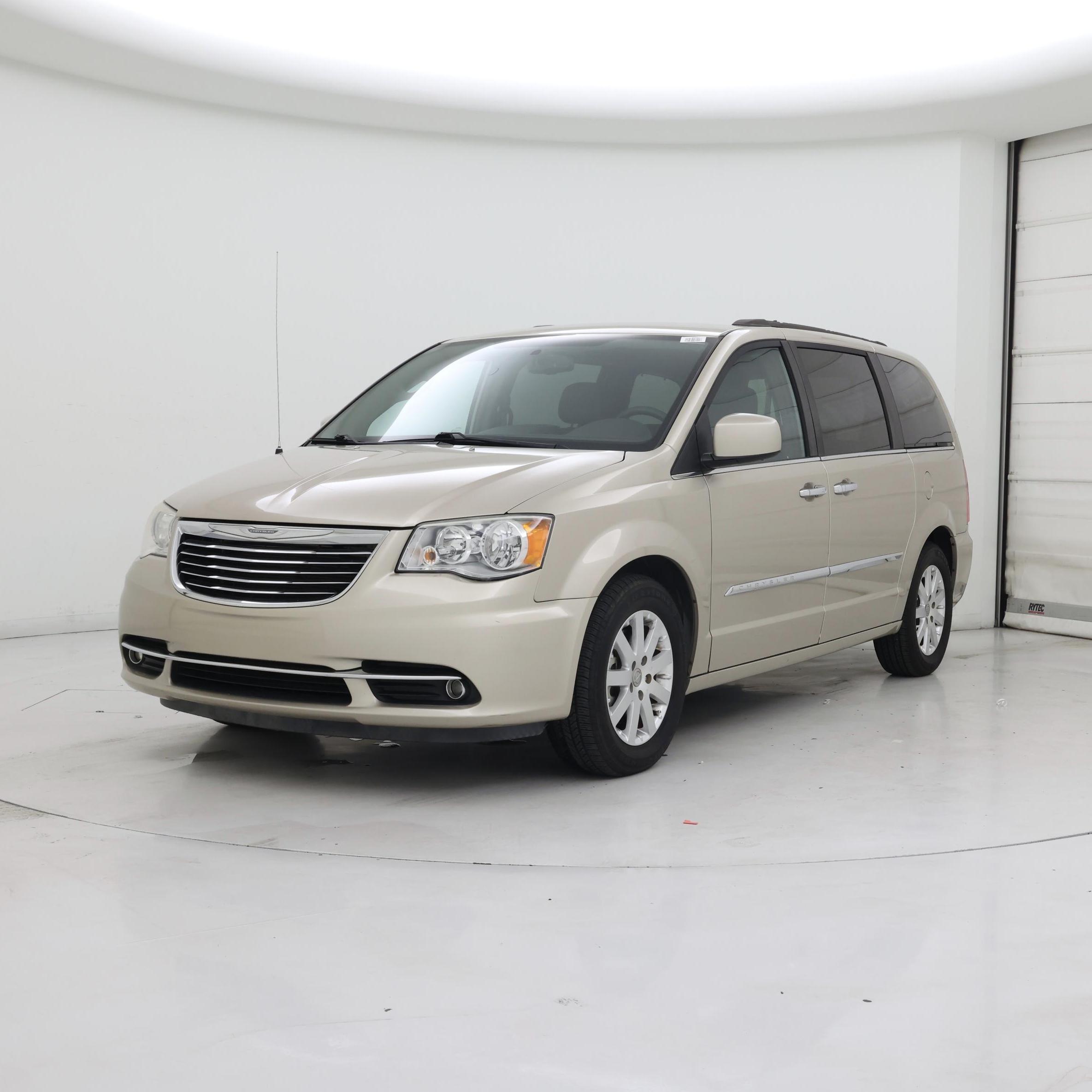 Thumbnail: 2016 Chrysler Town & Country - 4
