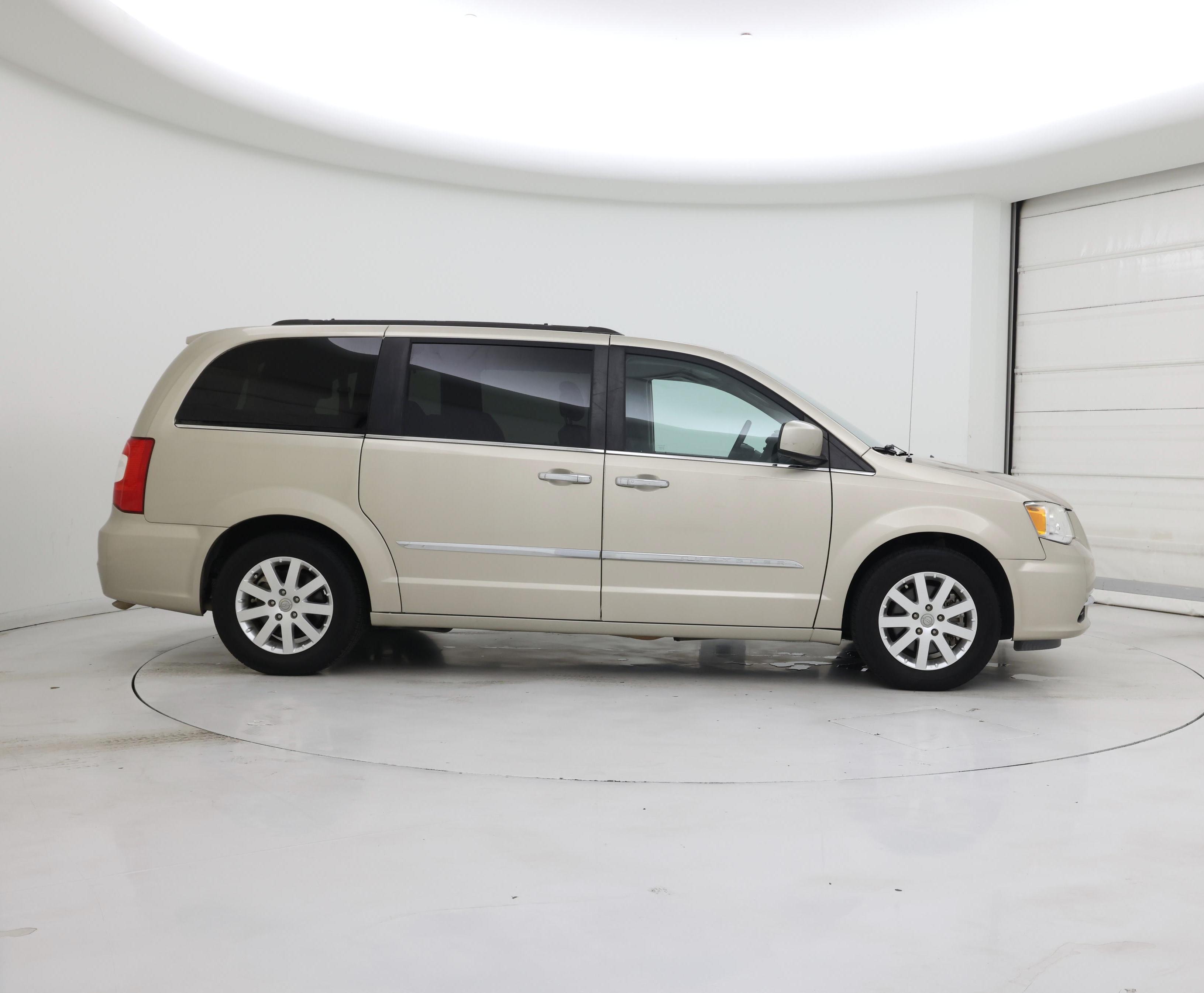 Thumbnail: 2016 Chrysler Town & Country - 7