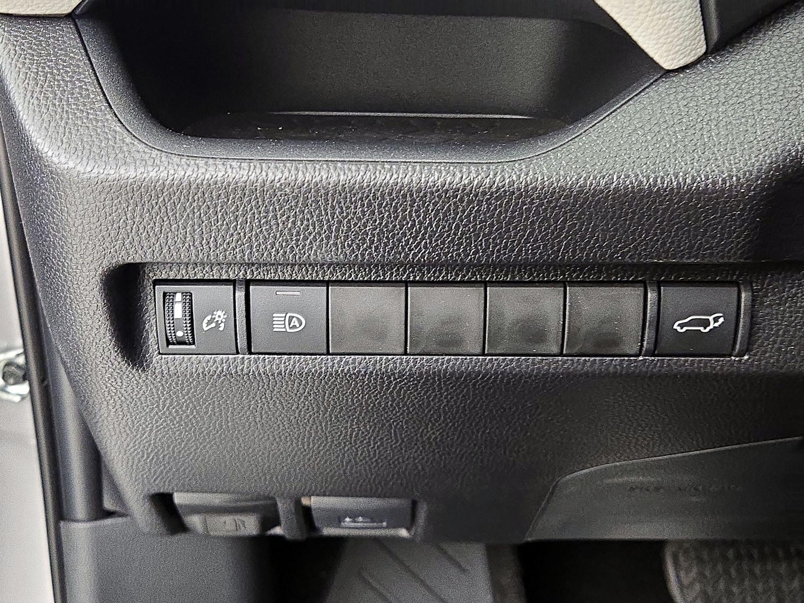 2025 Toyota RAV4 XLE Premium - Photo 14